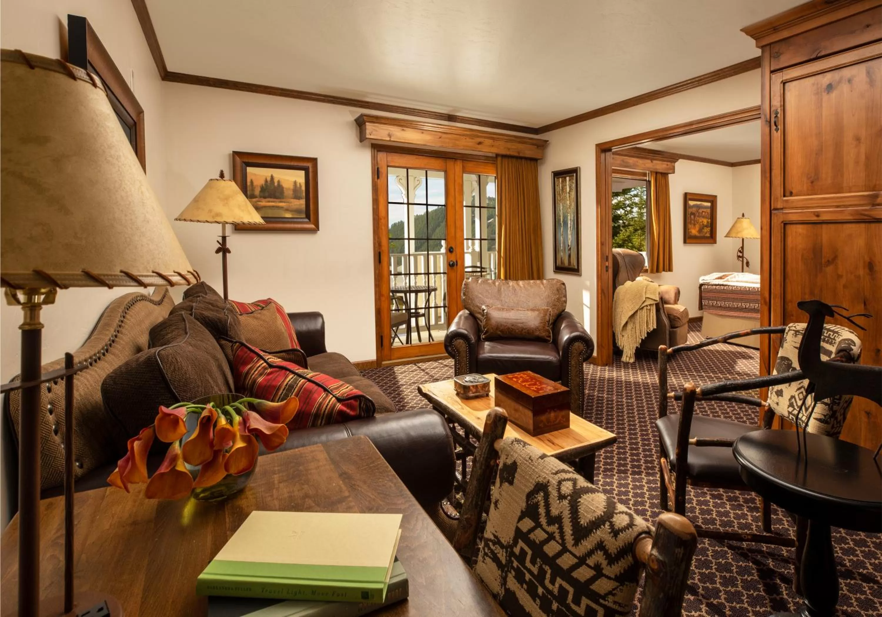 Living room in Parkway Inn of Jackson Hole