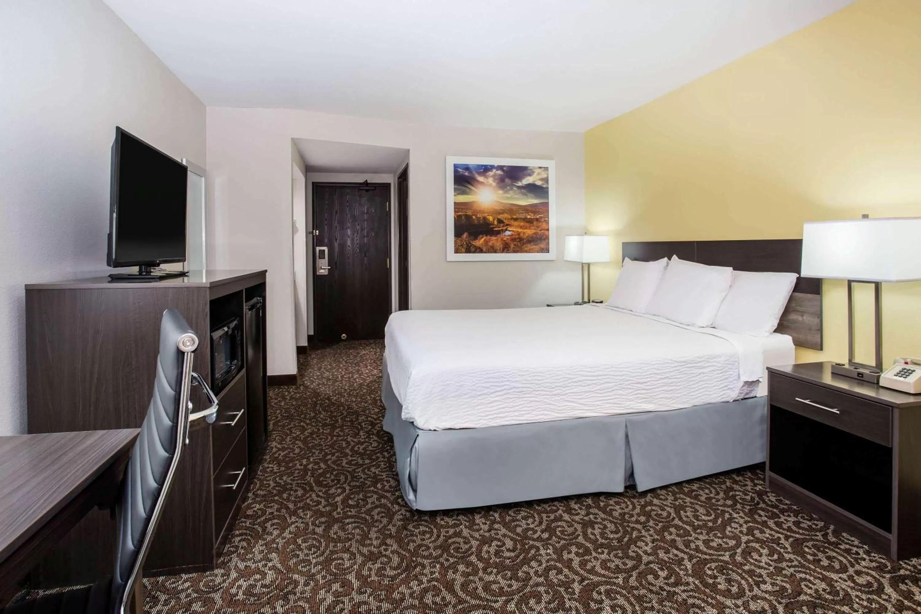 Photo of the whole room, Bed in Days Inn by Wyndham Phoenix North