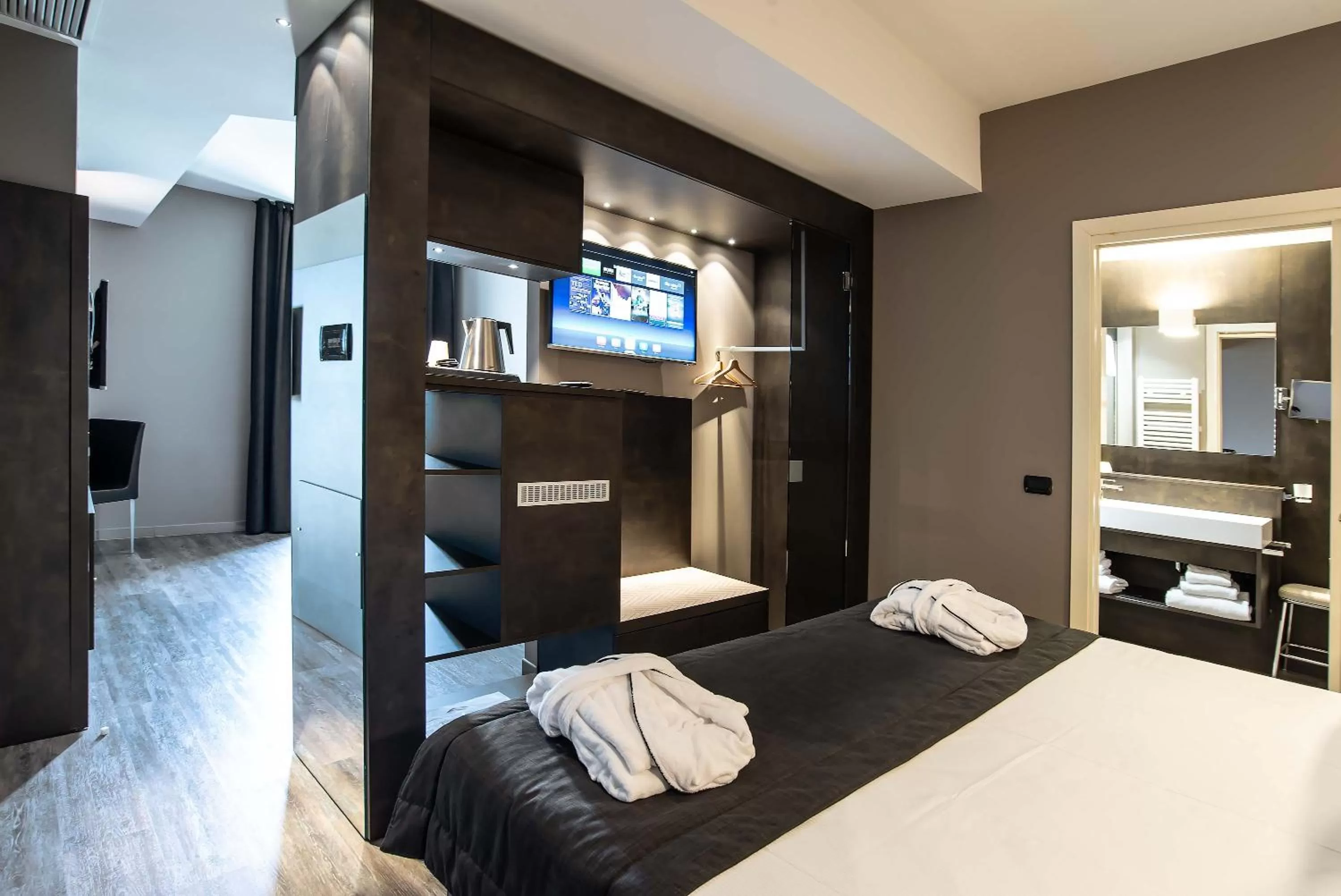 Communal lounge/ TV room, Bed in Maranello Palace