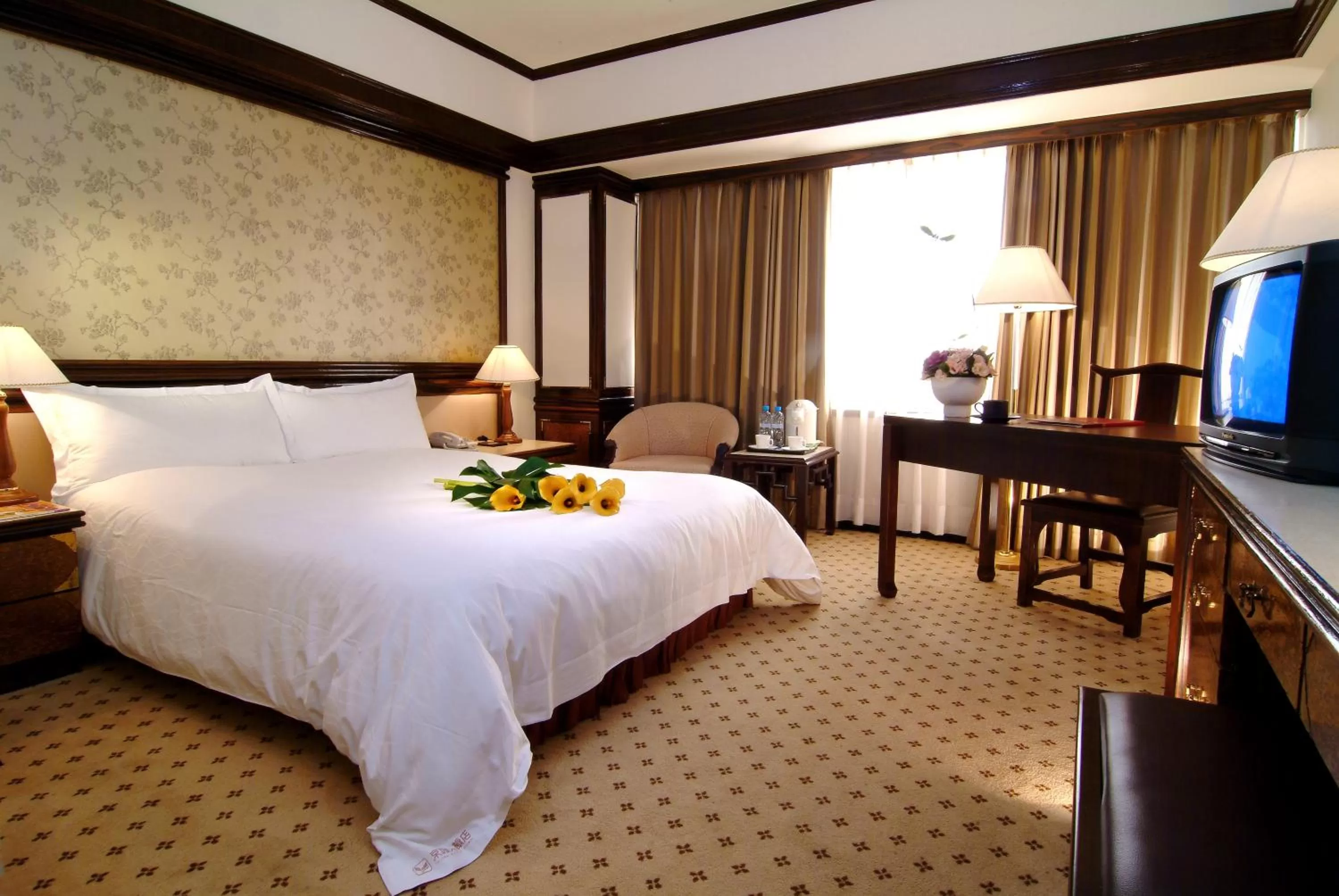 Photo of the whole room, Bed in King's Town Hotel