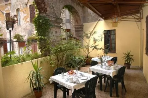 Restaurant/places to eat in Hotel Umbria