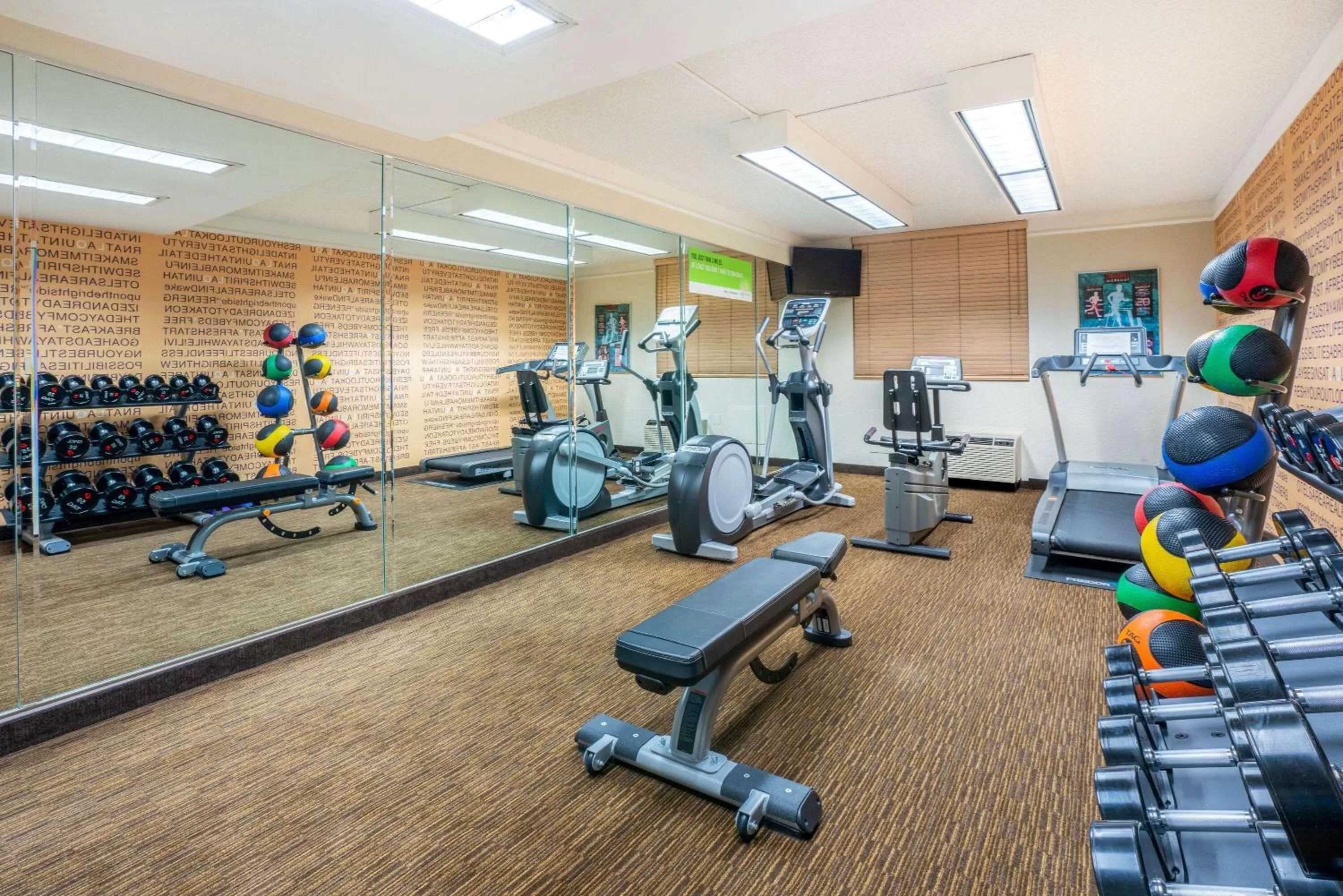 Fitness centre/facilities in La Quinta by Wyndham Seattle Sea-Tac Airport