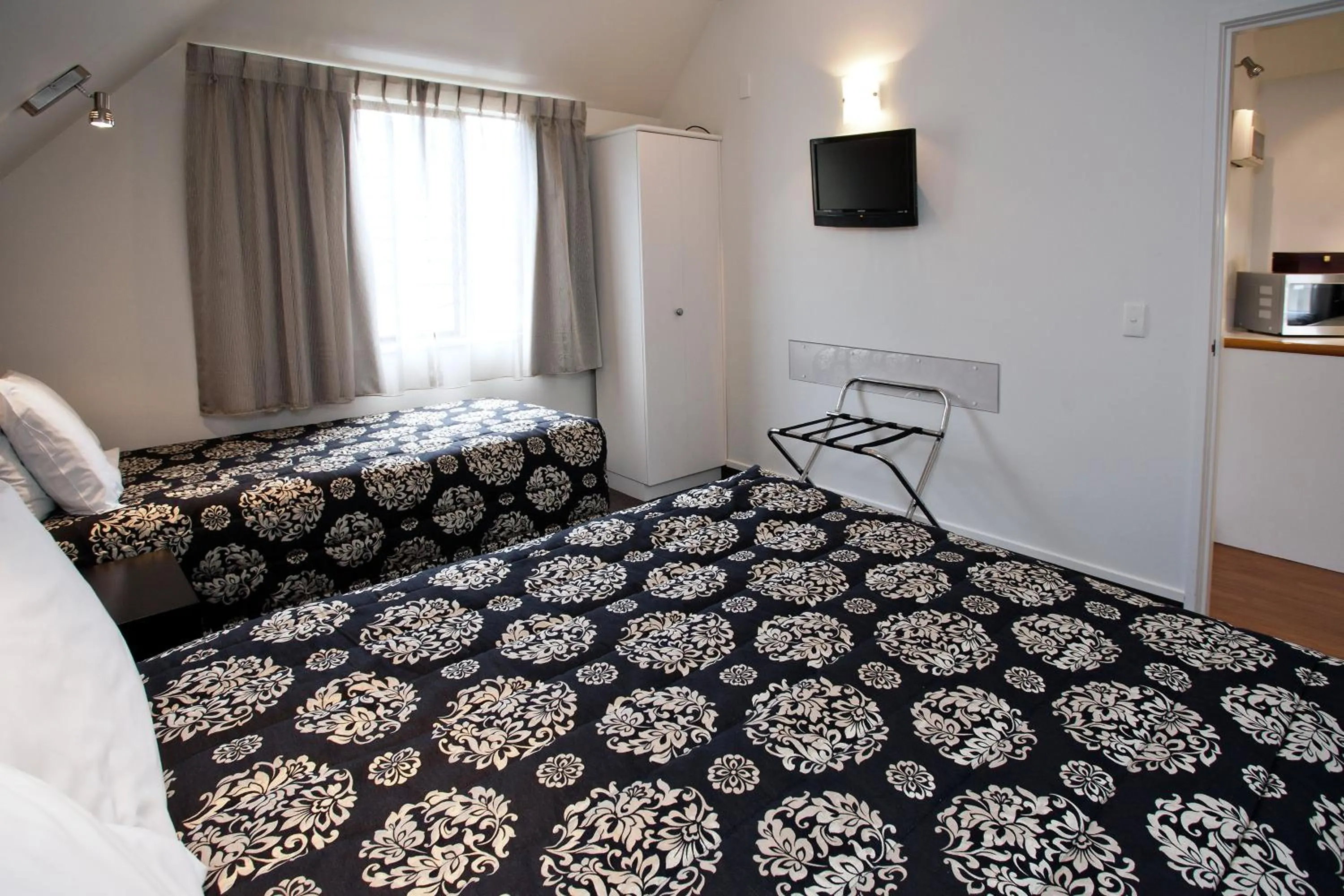 Bedroom, Bed in Cable Court Motel