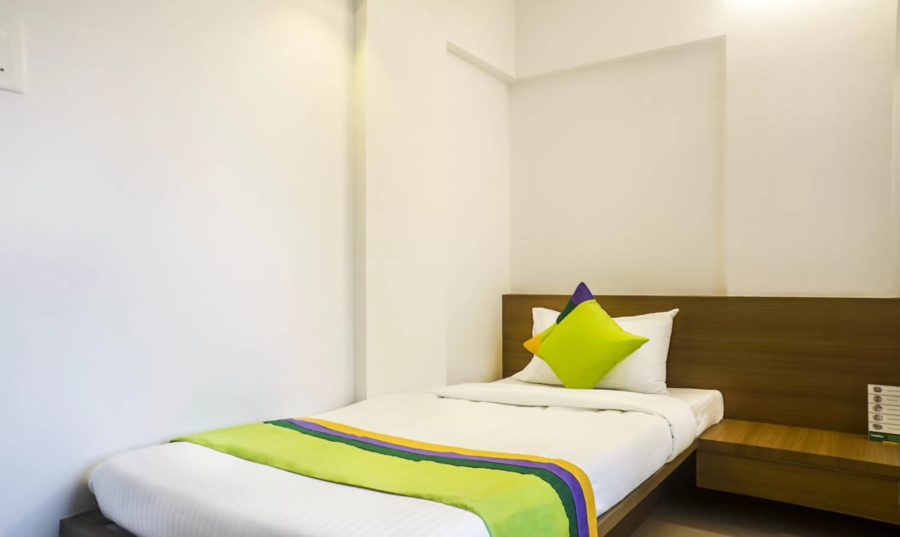 Bed in Treebo Luxe Suite, Shivaji Nagar