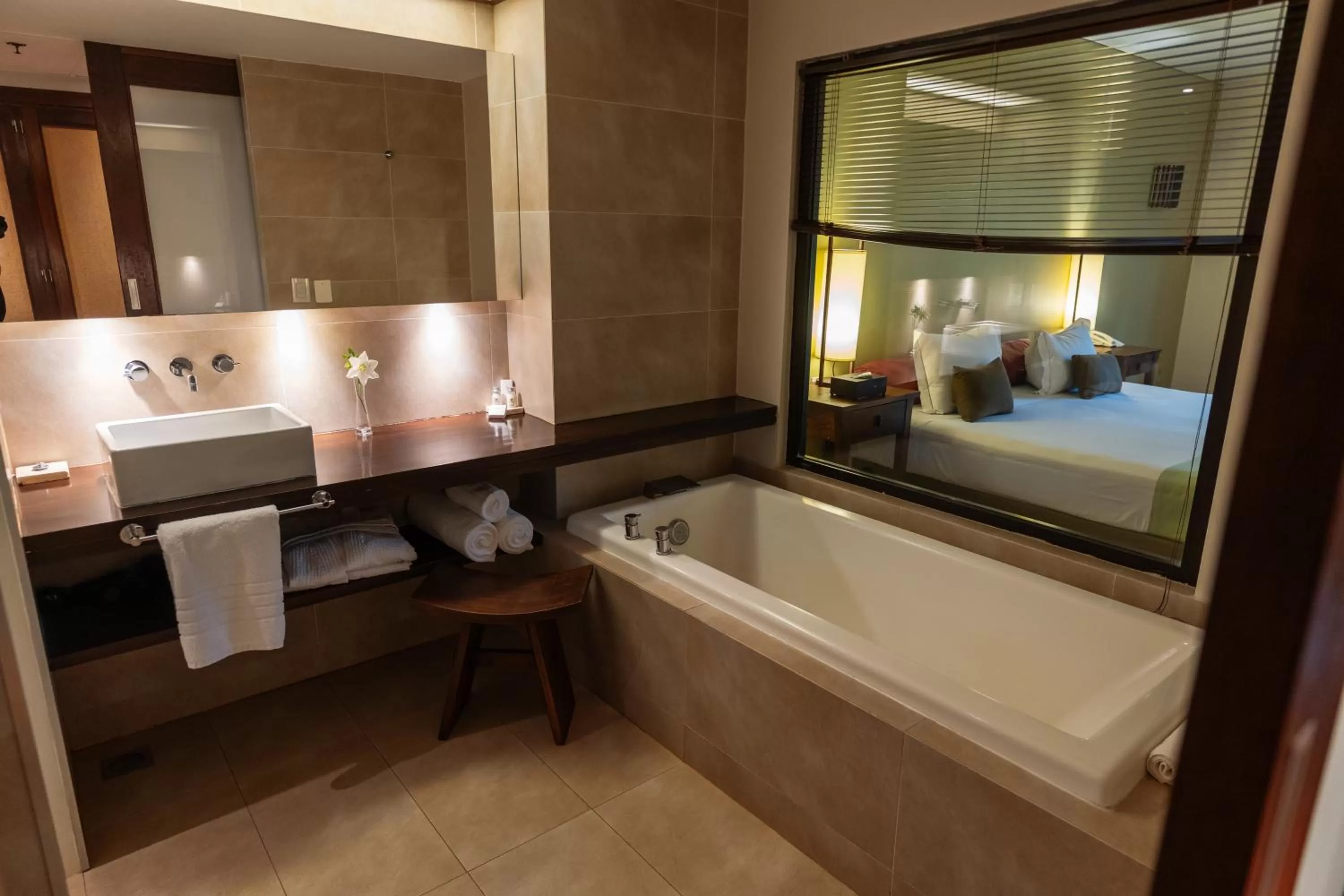 Bathroom, Bed in Loi Suites Iguazu Hotel