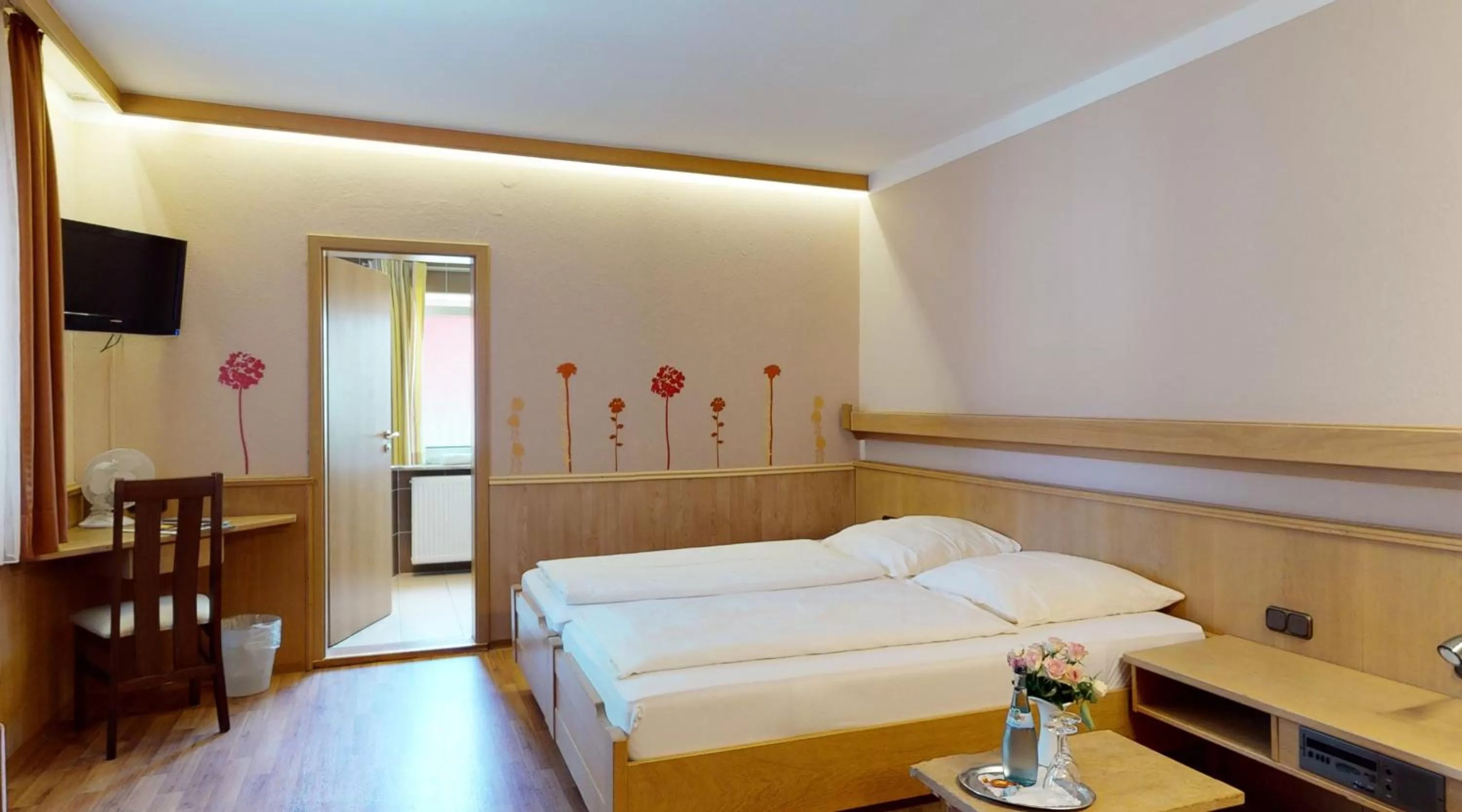 Photo of the whole room, Bed in Hotel Rothenburger Hof