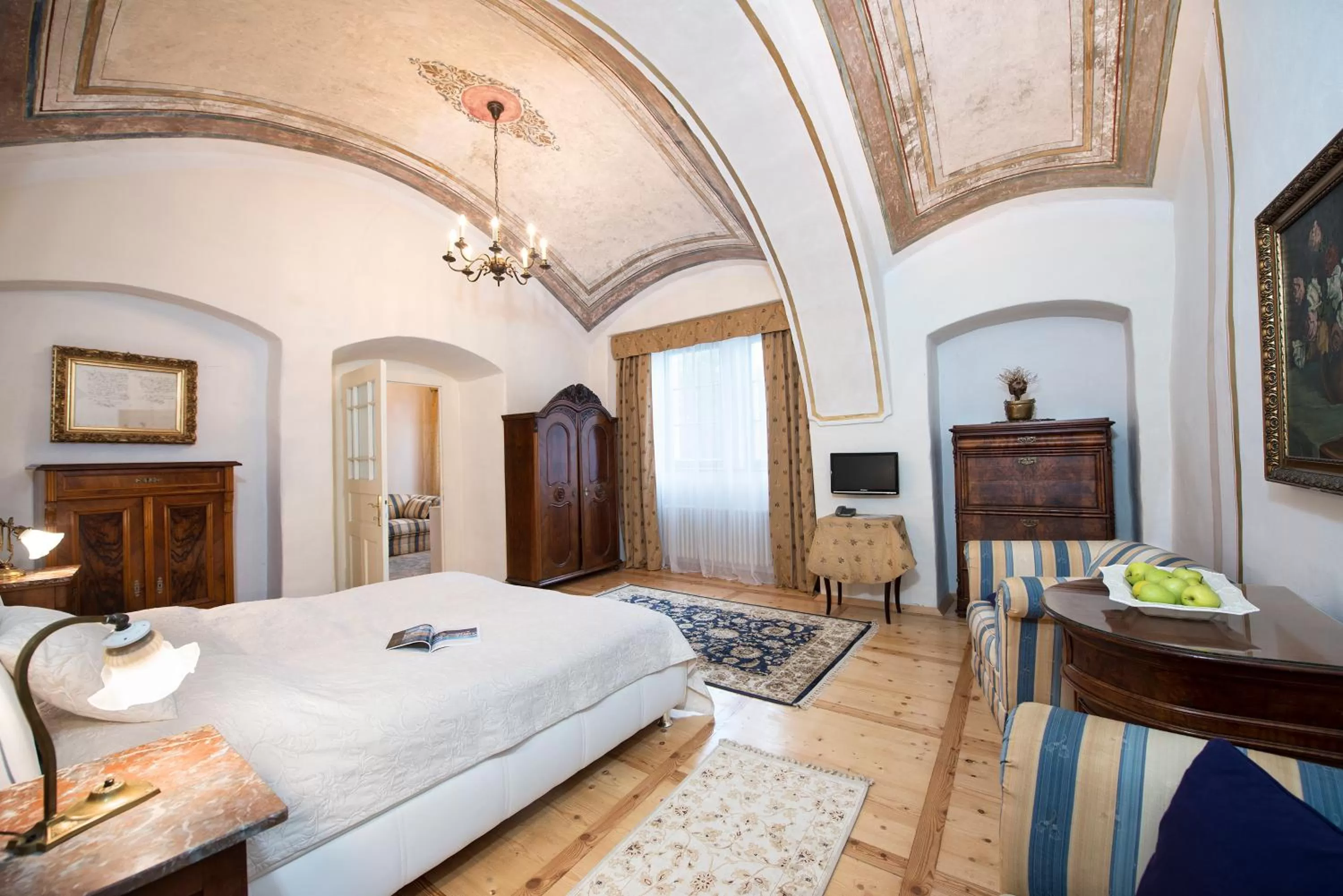 Photo of the whole room, Bed in Chateau GrandCastle