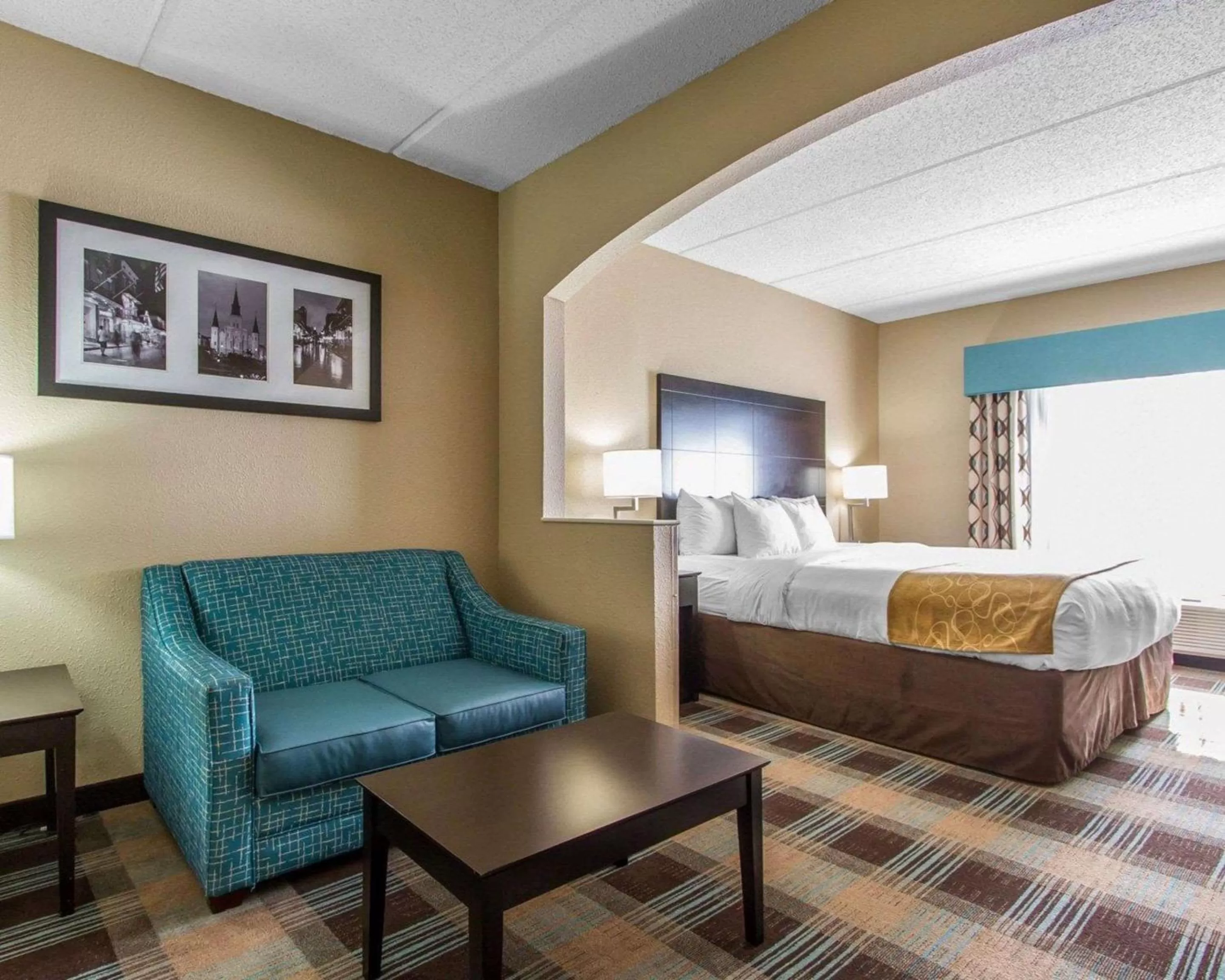 Photo of the whole room, Bed in Comfort Suites Kenner