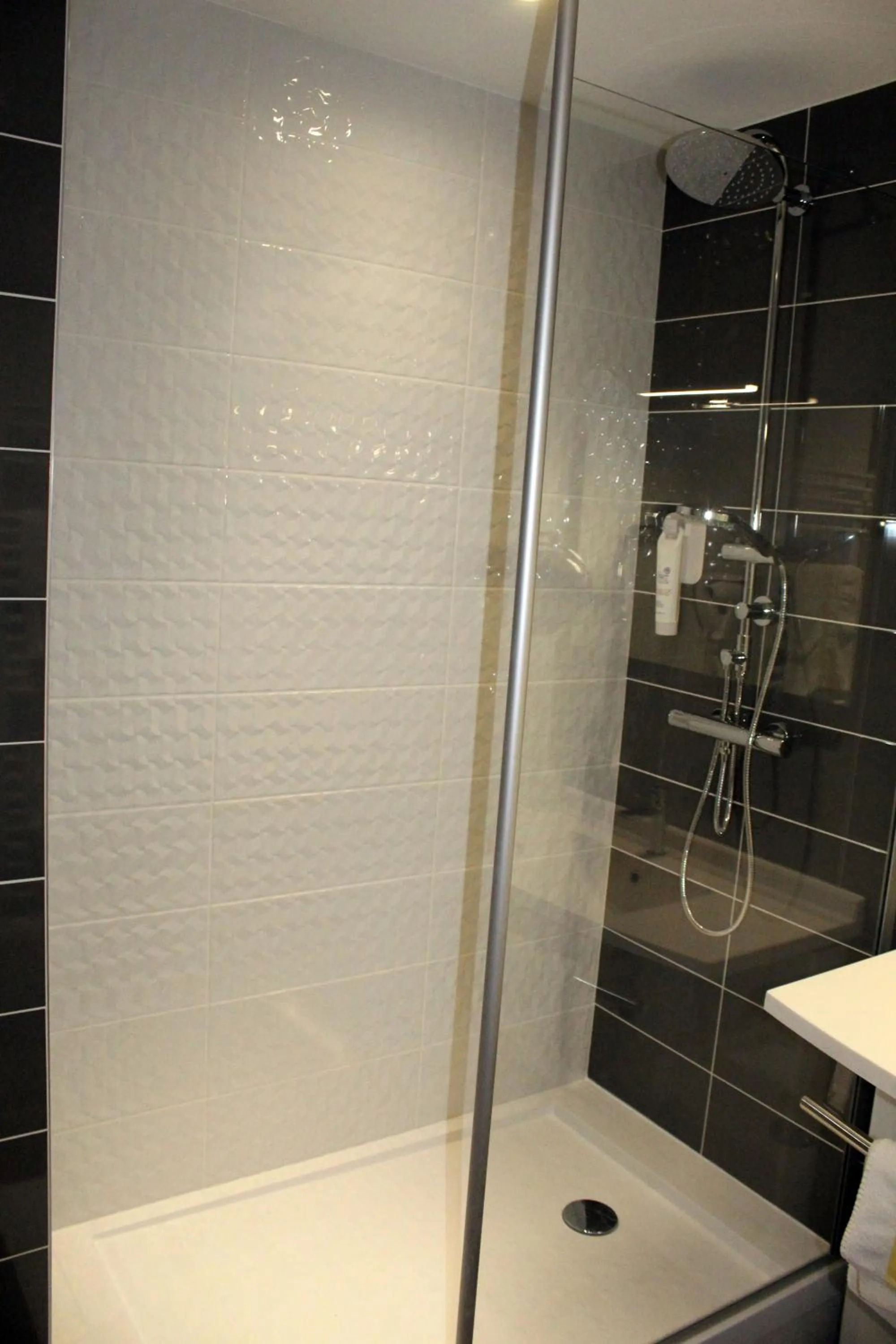 Bathroom in The Originals City, Hôtel La Terrasse, Tours Nord