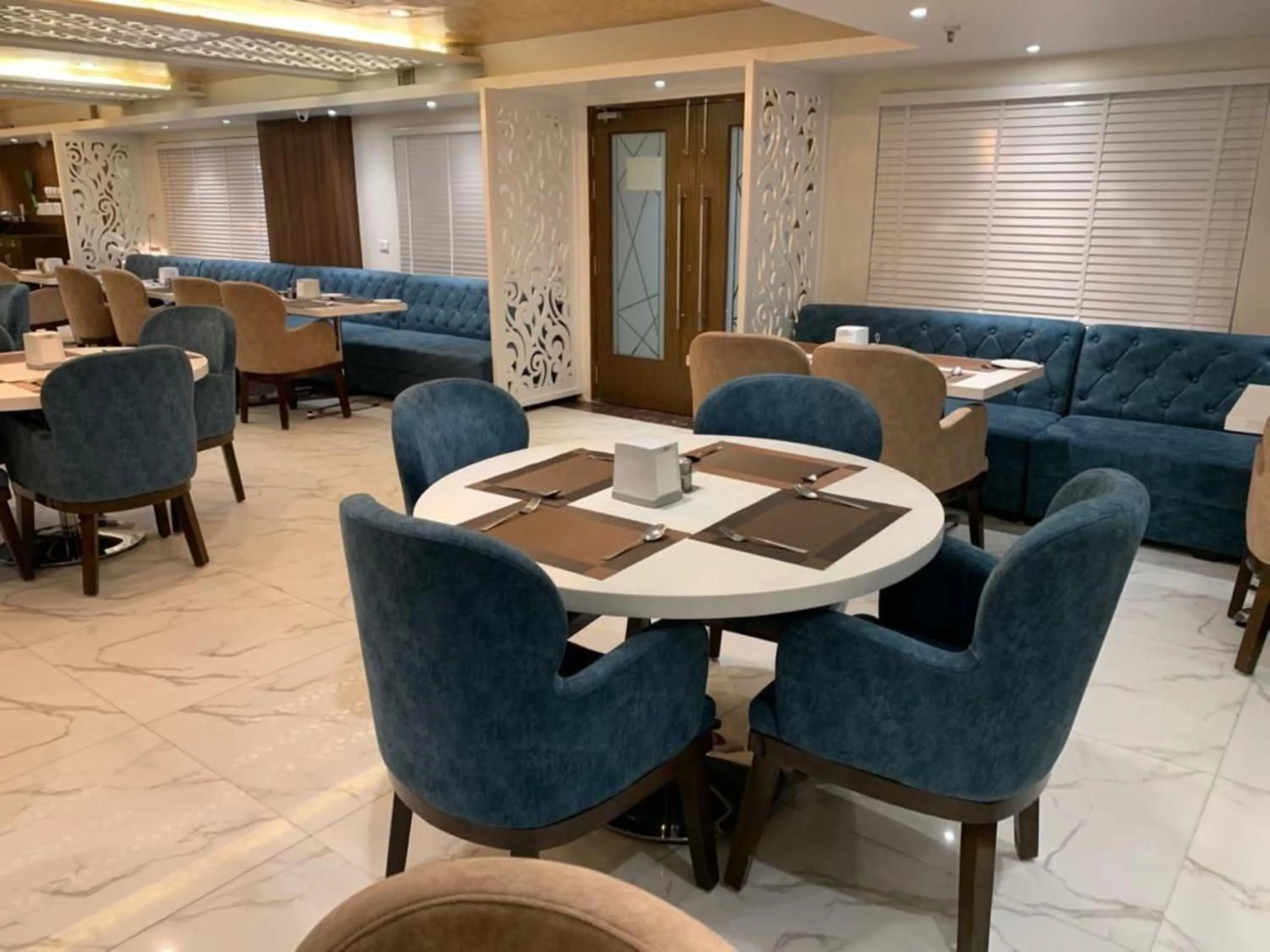 Restaurant/places to eat in Airport Hotel Ramhan Palace Mahipalpur