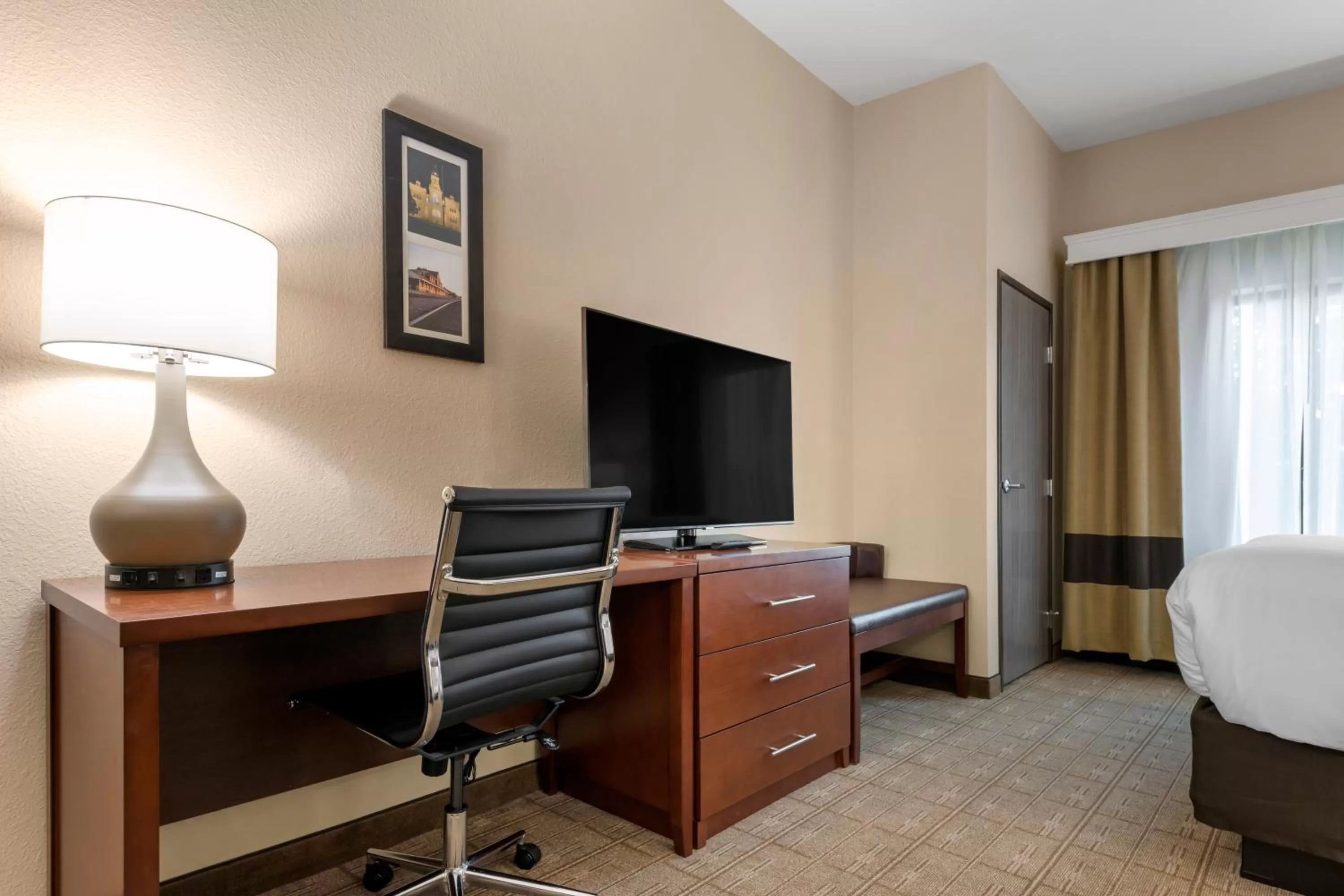 TV and multimedia, Bed in Comfort Inn & Suites North Mankato