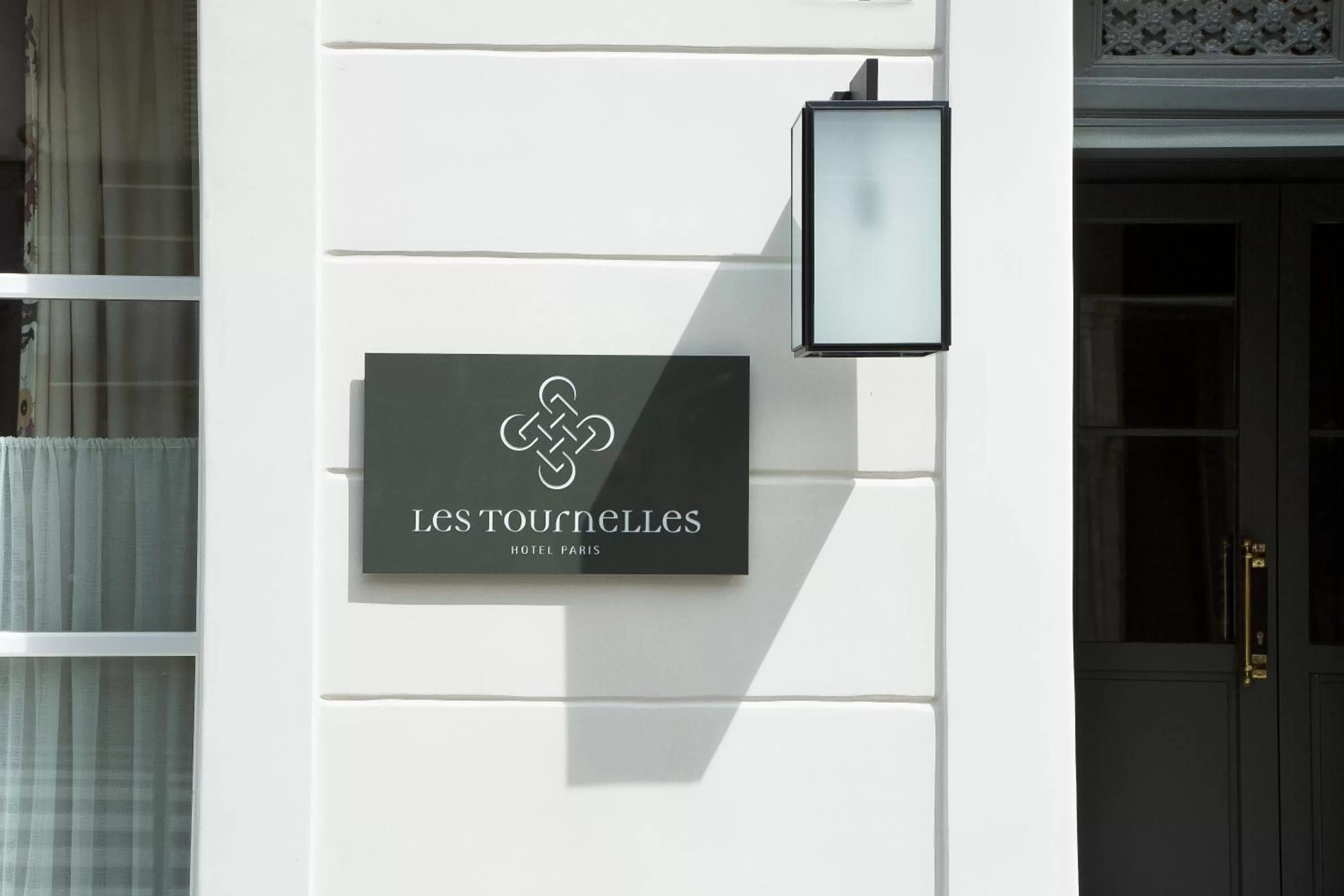 Facade/entrance in Les Tournelles
