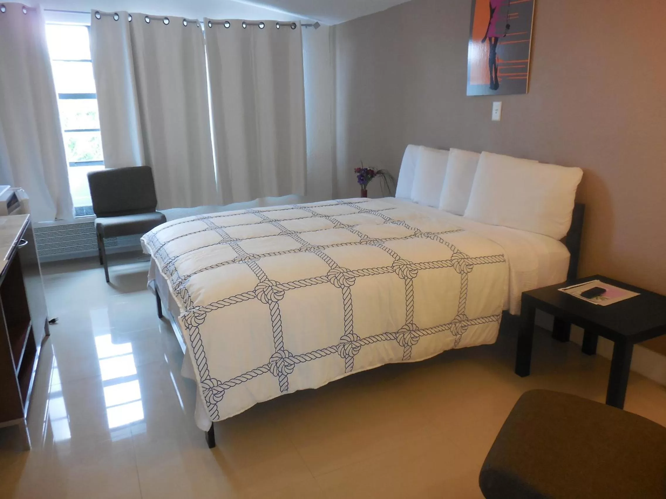 Photo of the whole room, Bed in Shalimar Motel