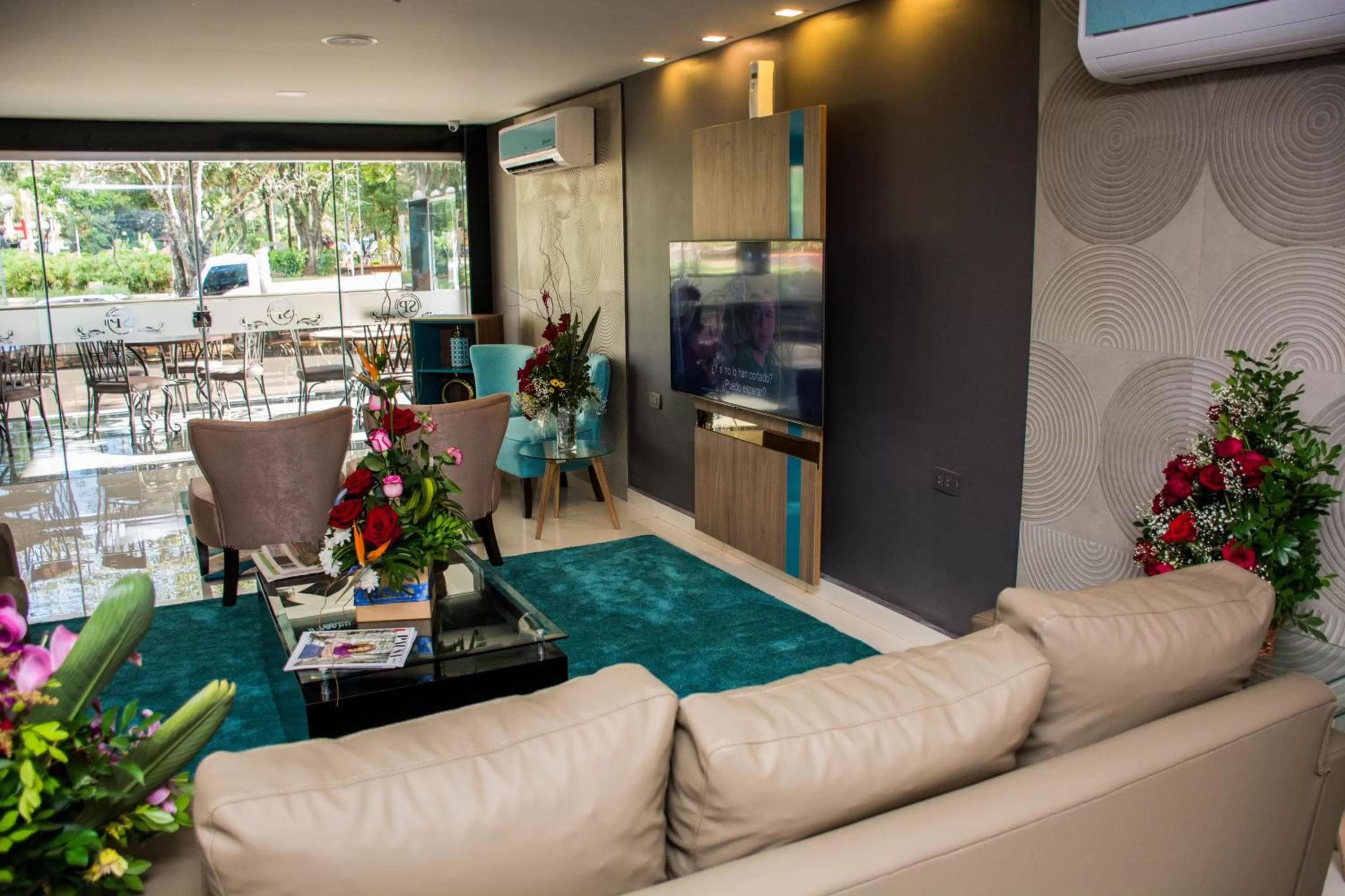 Communal lounge/ TV room in SERPYL Plaza Hotel