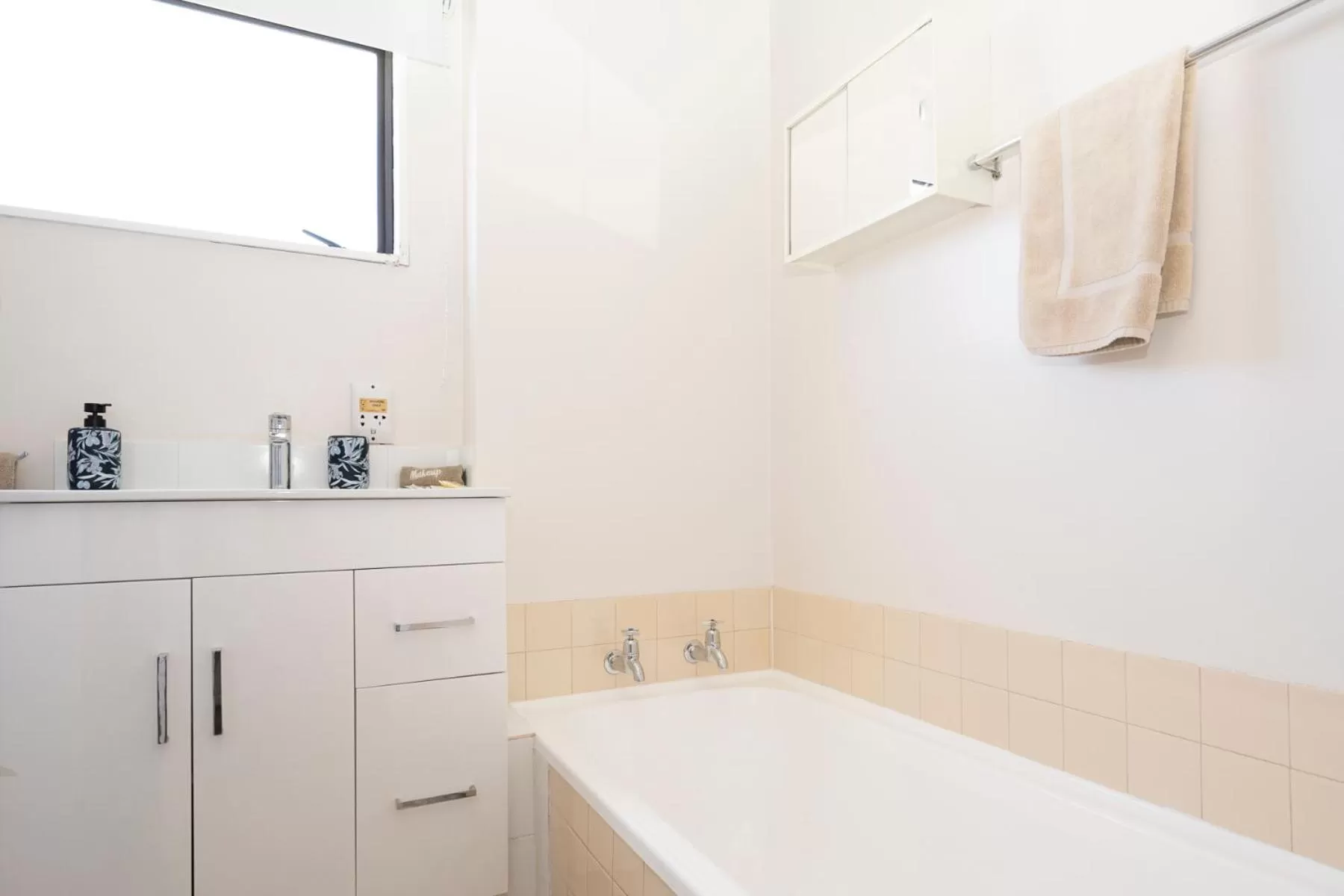 Bathroom in Tudor Park Motel Spacious with kitchens 1 minute walk to restaurant and shopping centre and Gisborne Hospital