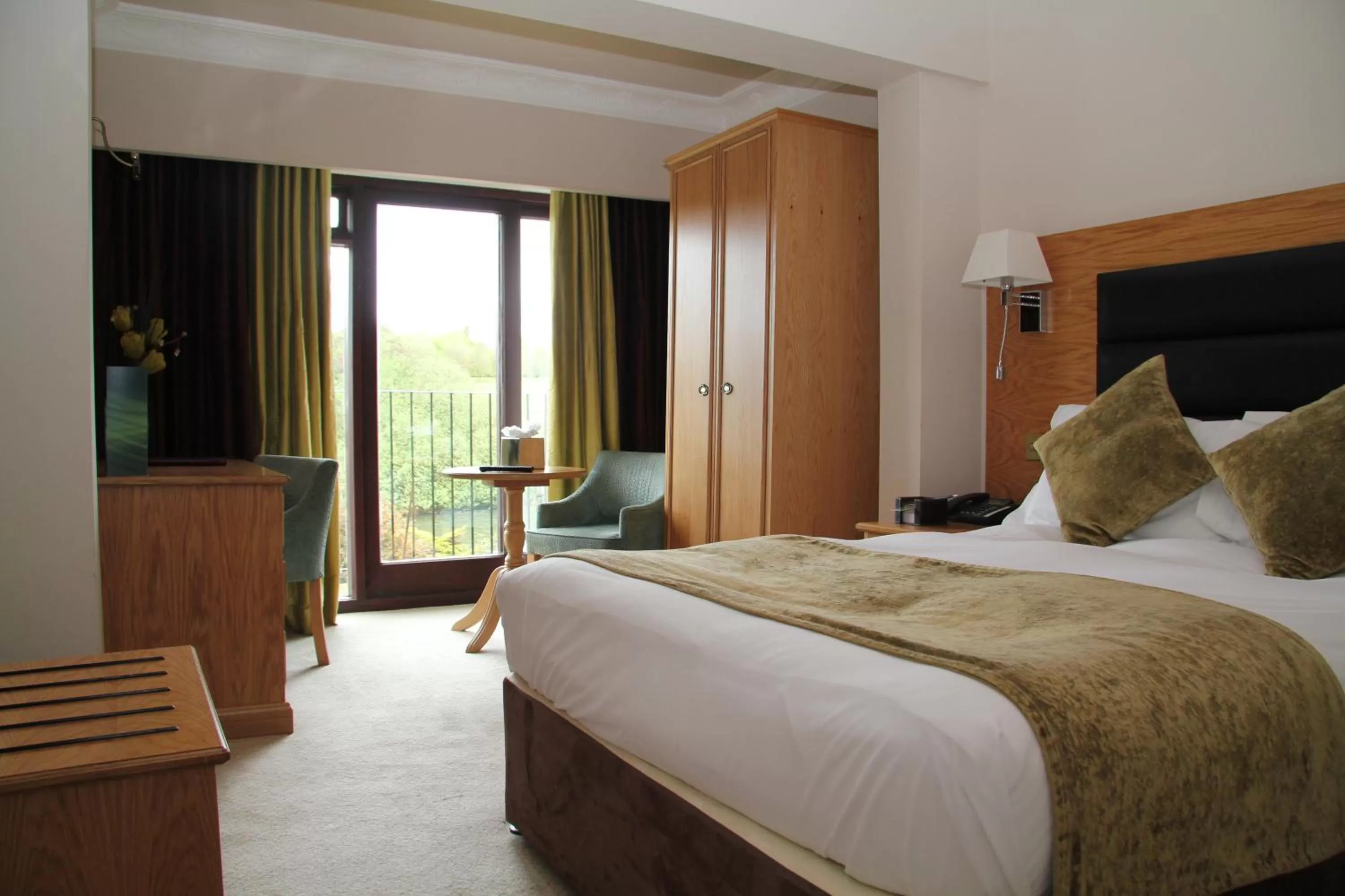 Bedroom, Bed in Waterton Park Hotel