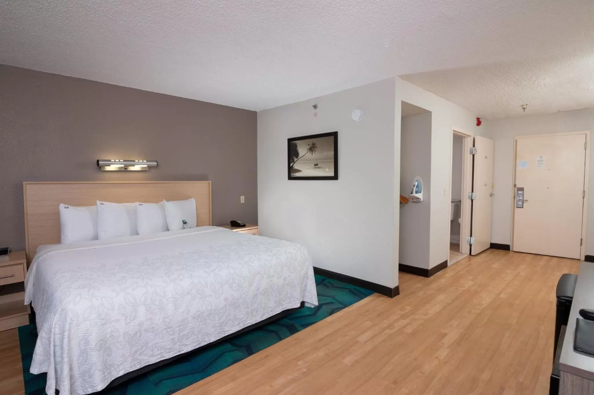 Photo of the whole room, Bed in Red Roof PLUS Miami Airport