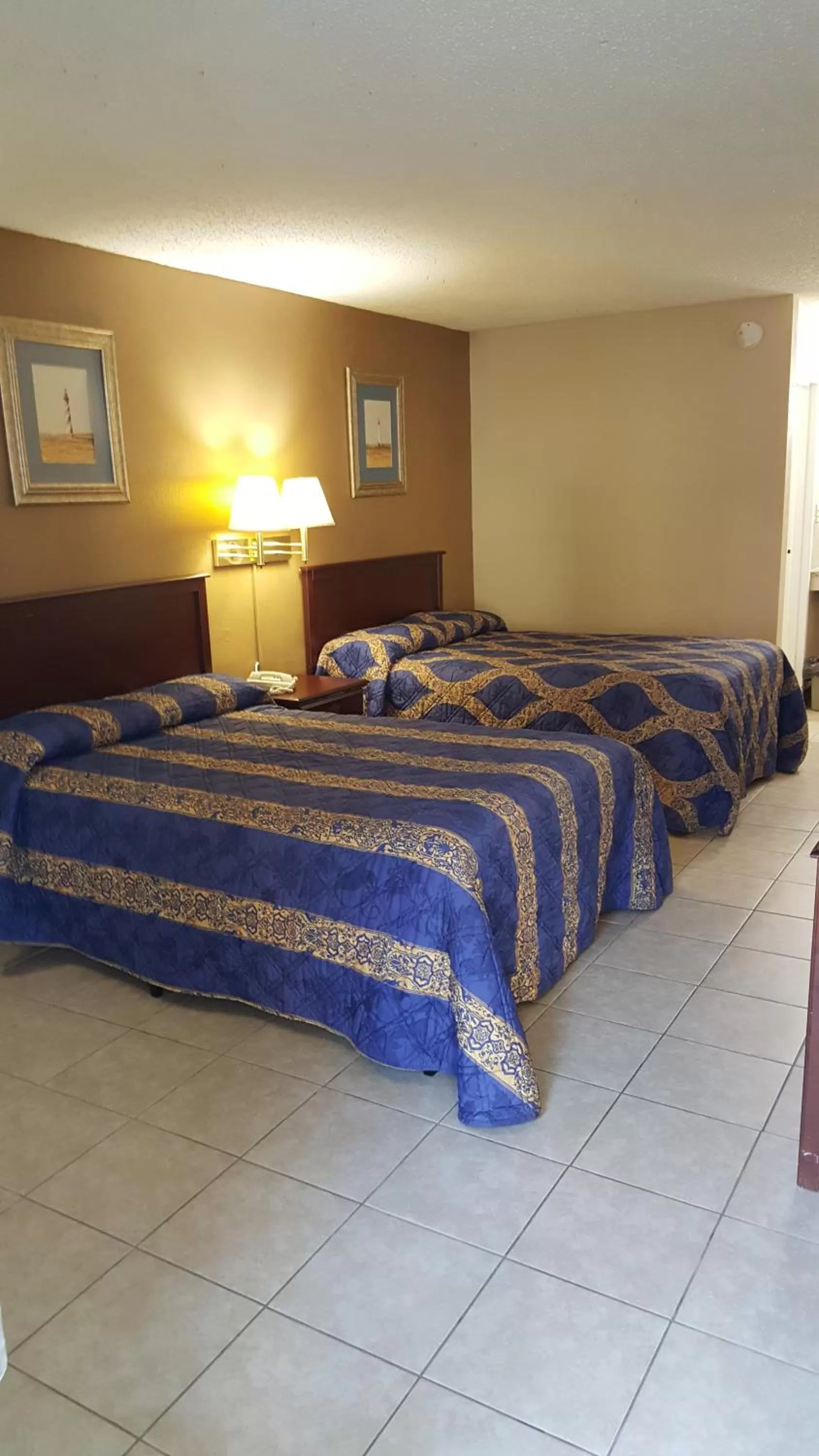 Bed in Red Carpet Inn Kinston