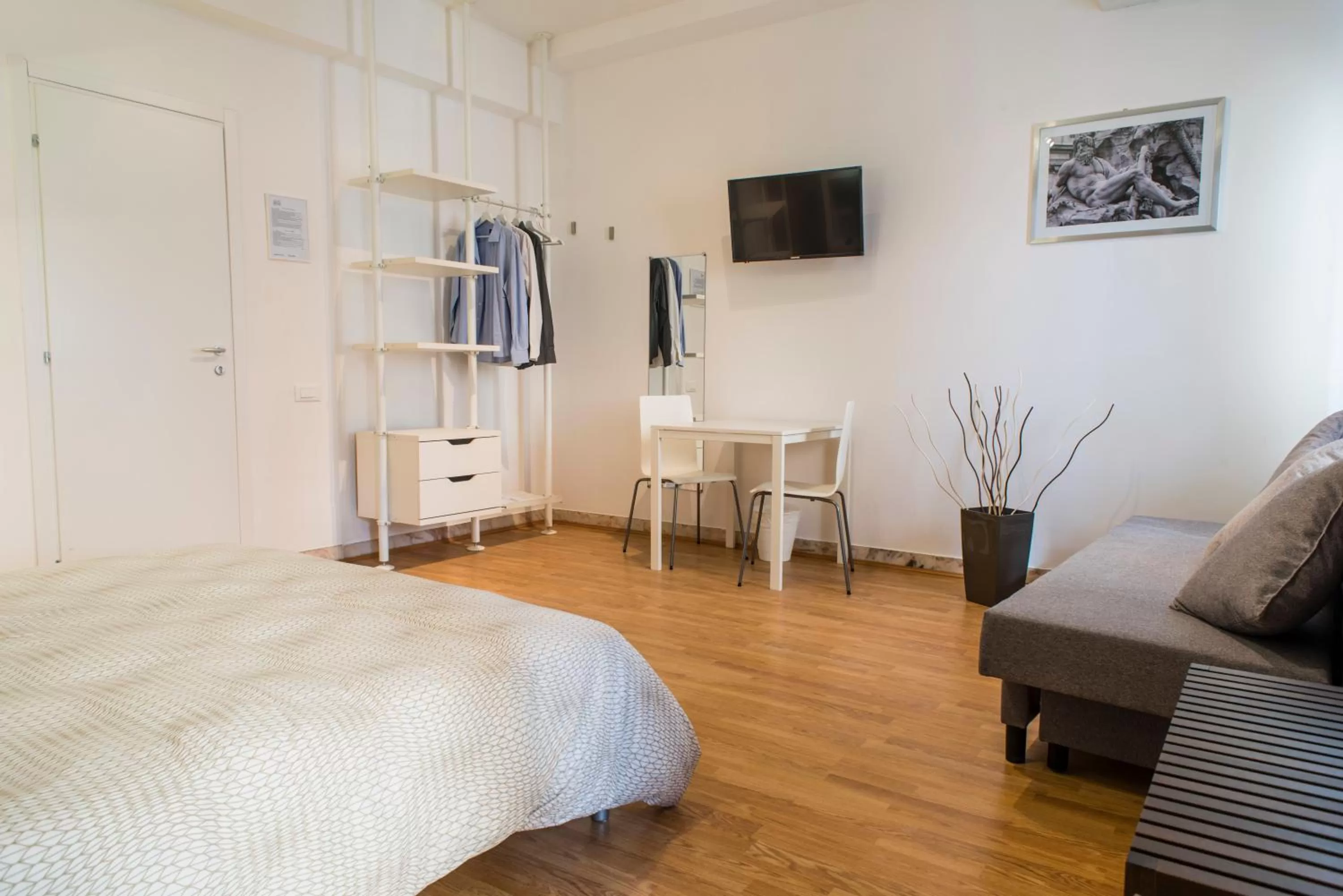 TV/Entertainment Center in Mirabilia Urbis Roma