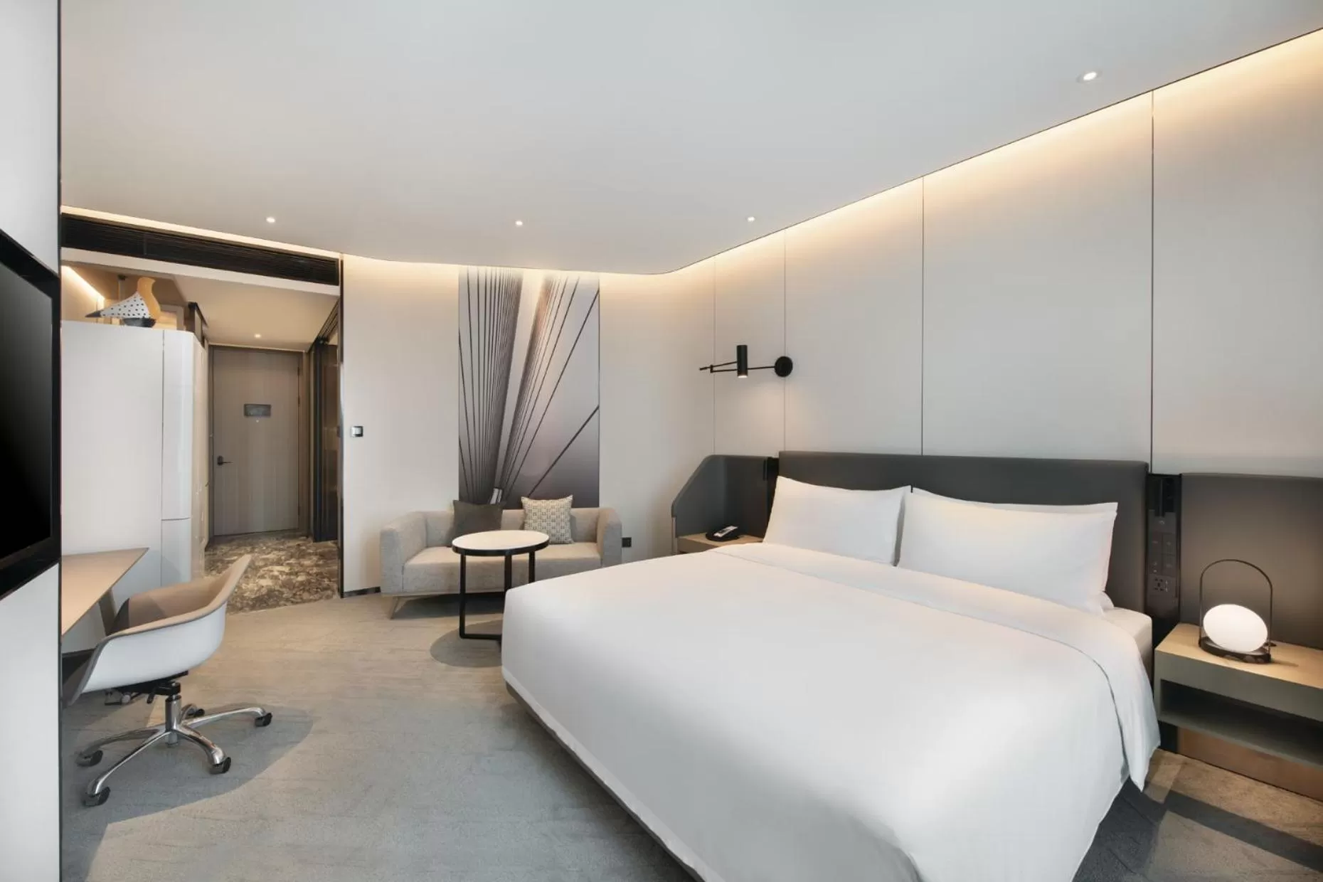 Photo of the whole room, Bed in Crowne Plaza Quanzhou Riverview by IHG