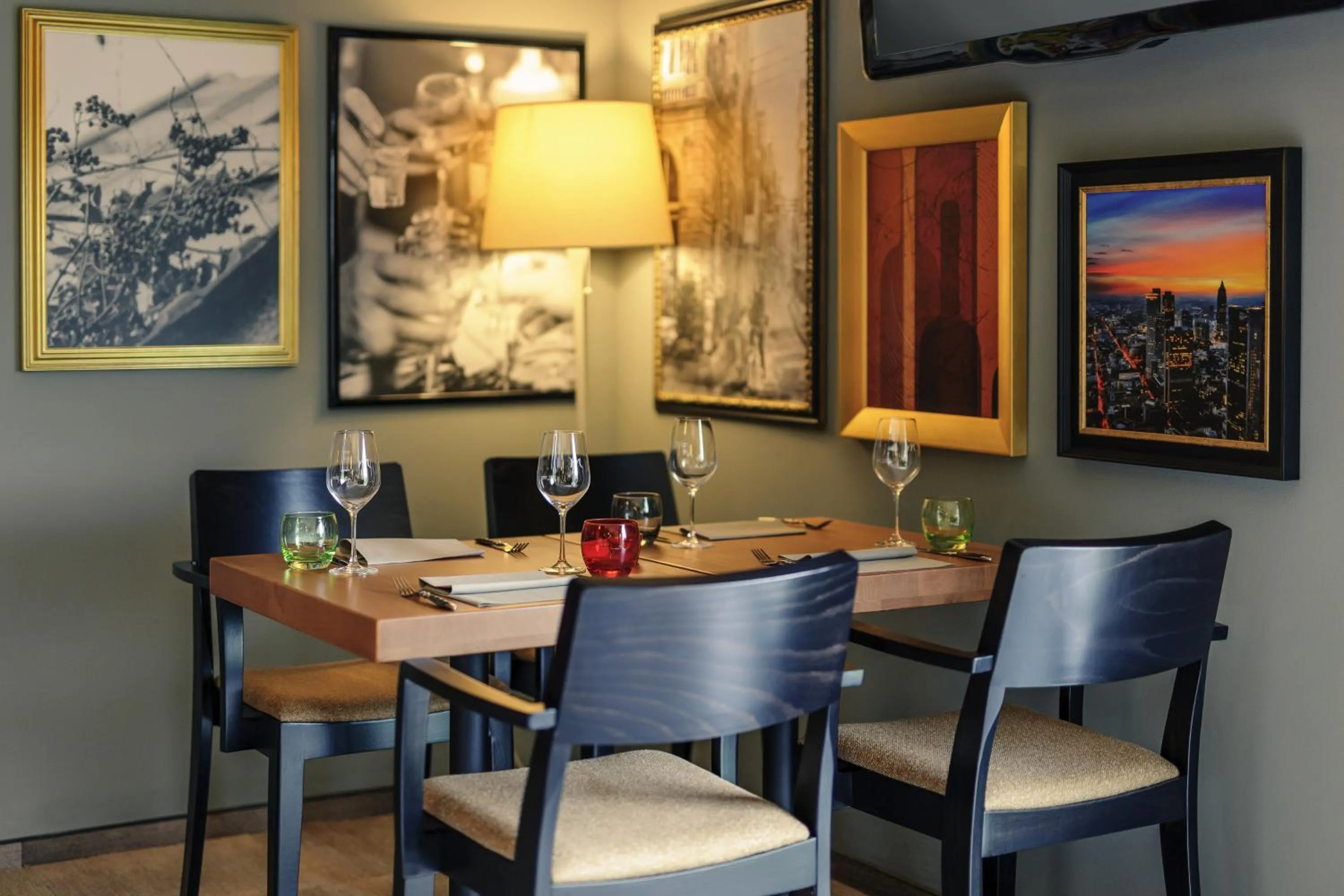 Restaurant/places to eat in Mercure Hotel Frankfurt Eschborn Helfmann-Park