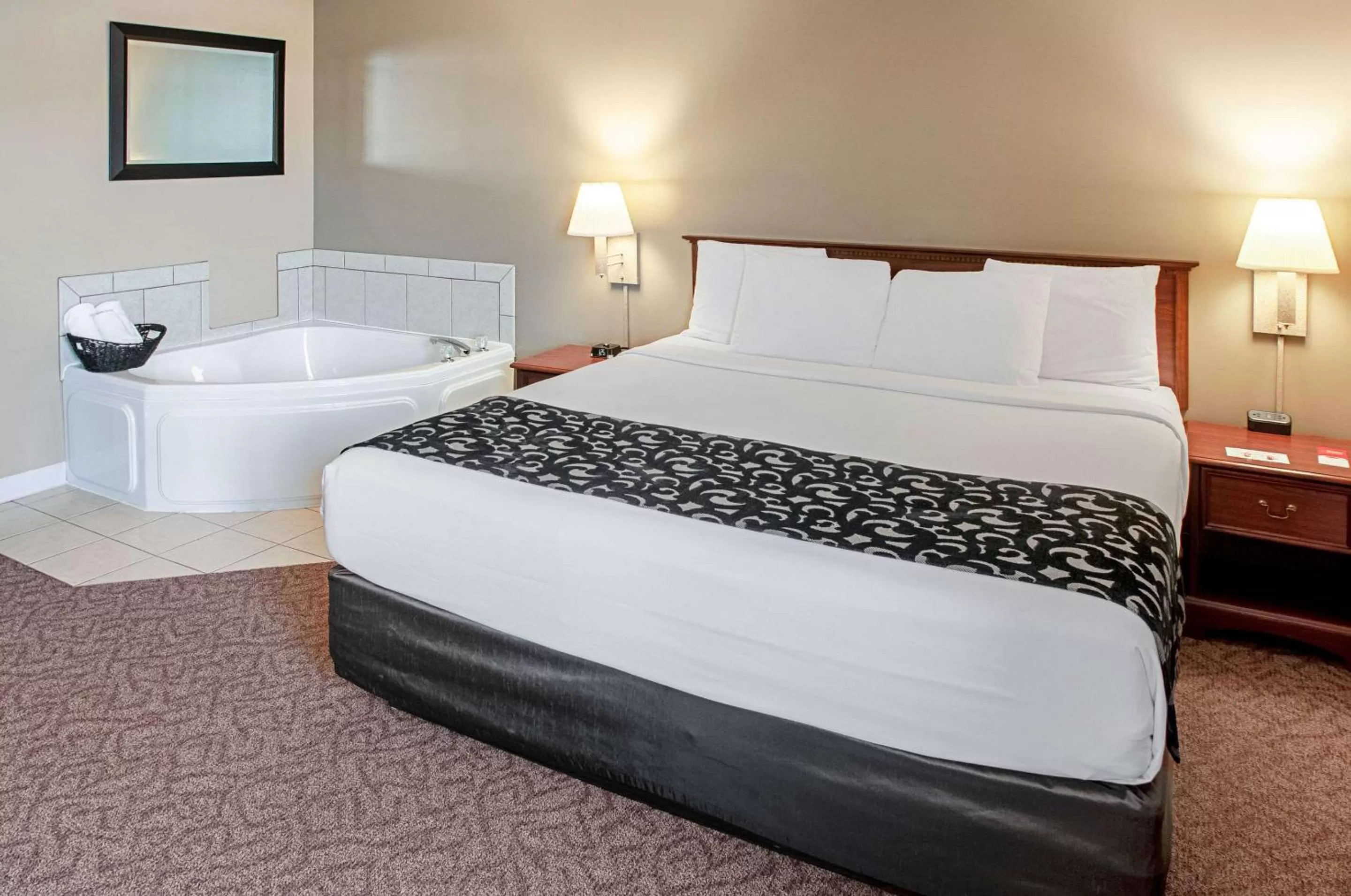 Photo of the whole room, Bed in Econo Lodge Menomonie On The Bay