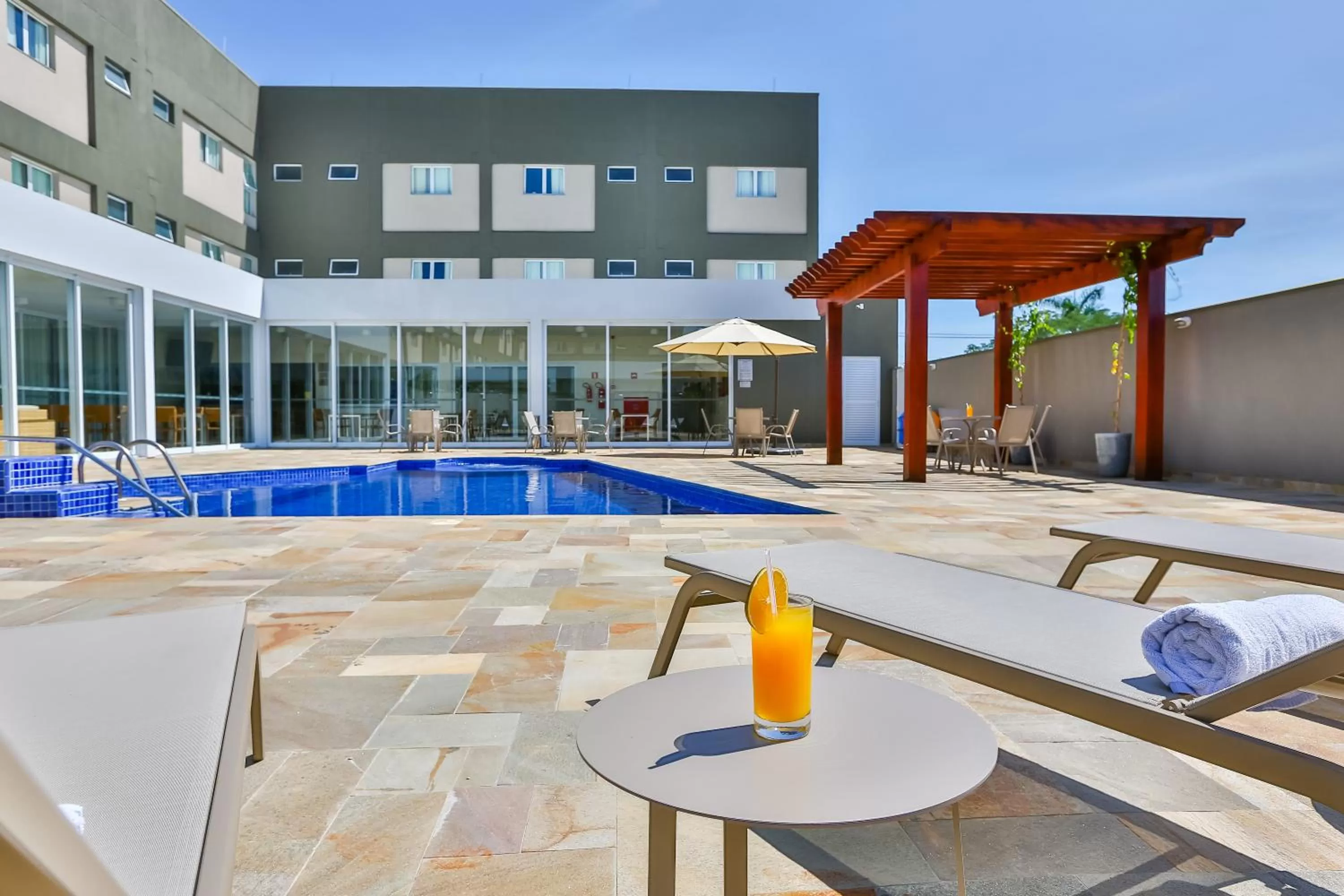 Swimming pool in Comfort Mogi Guaçu