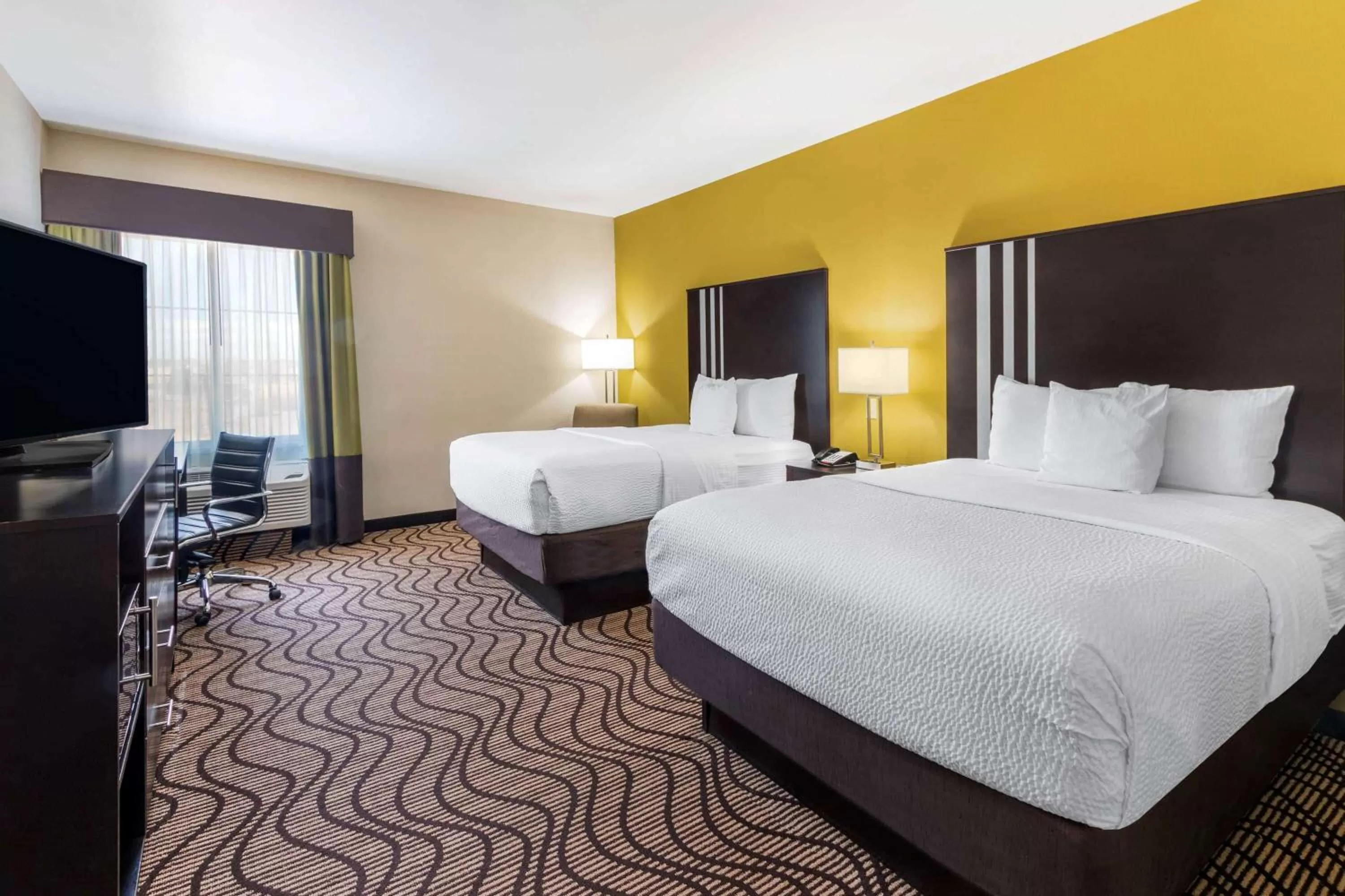 Photo of the whole room, Bed in La Quinta by Wyndham Artesia