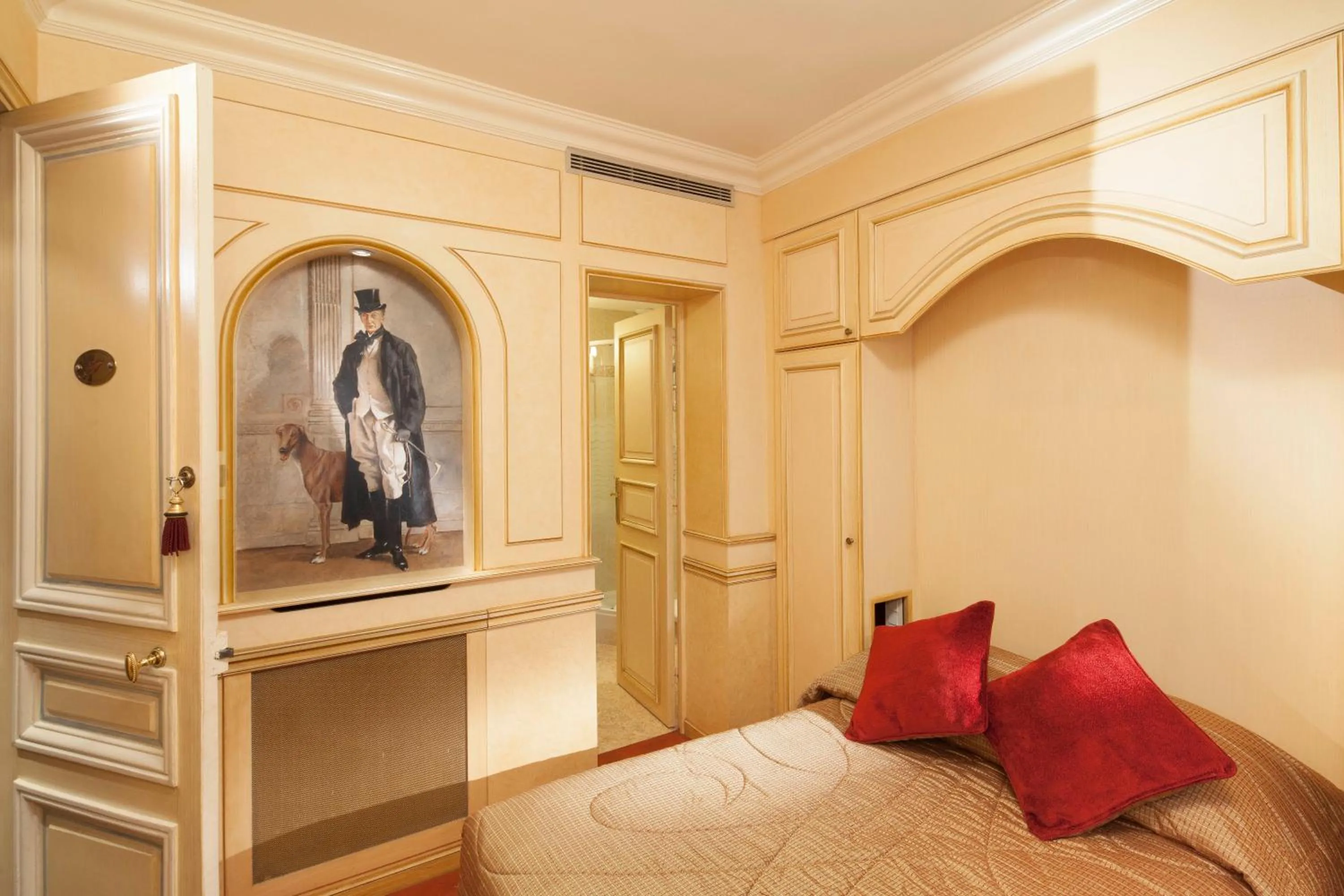 Photo of the whole room, Bed in Hotel & Spa Saint-Jacques