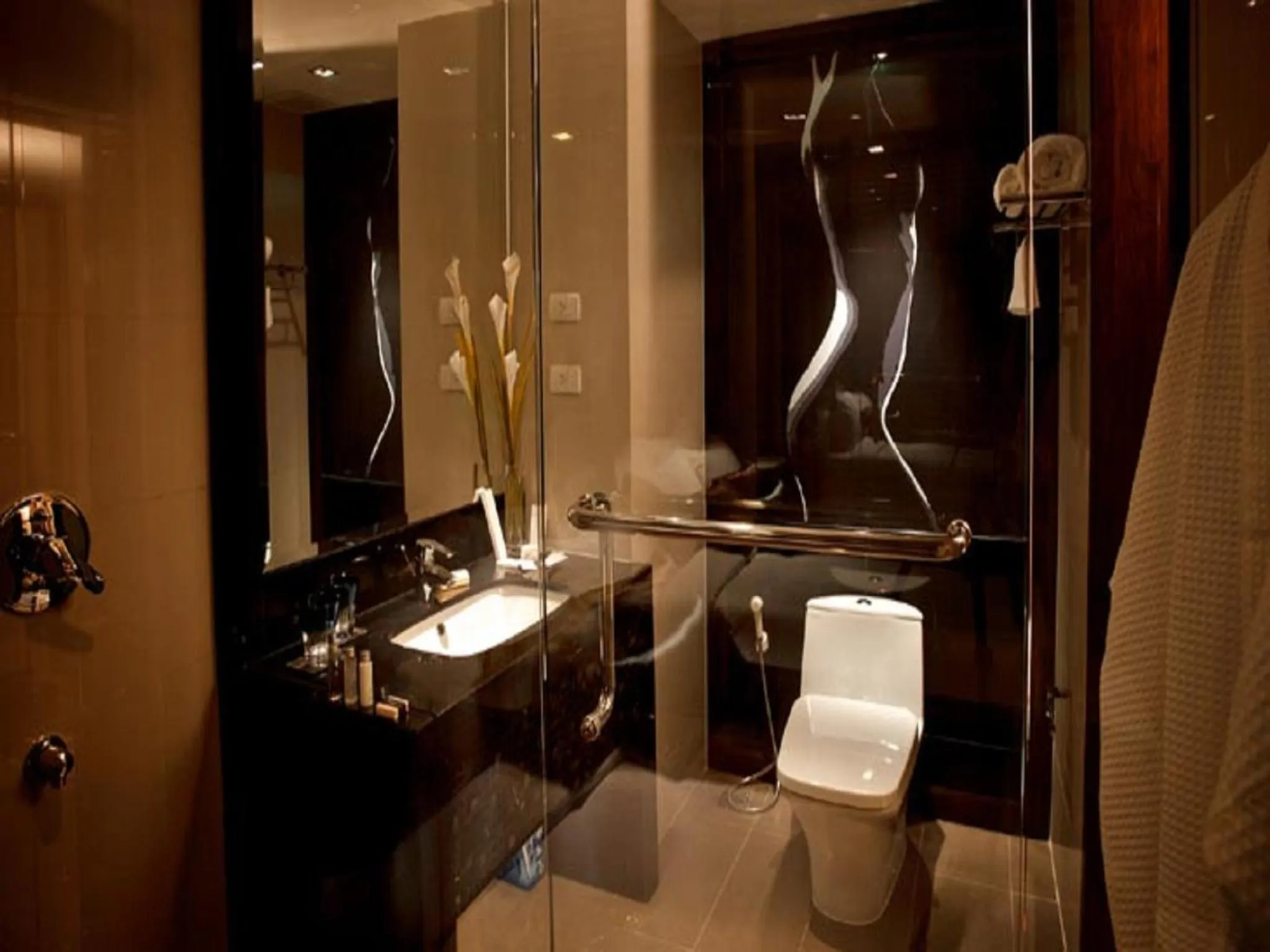 Bathroom in M2 de Bangkok Hotel