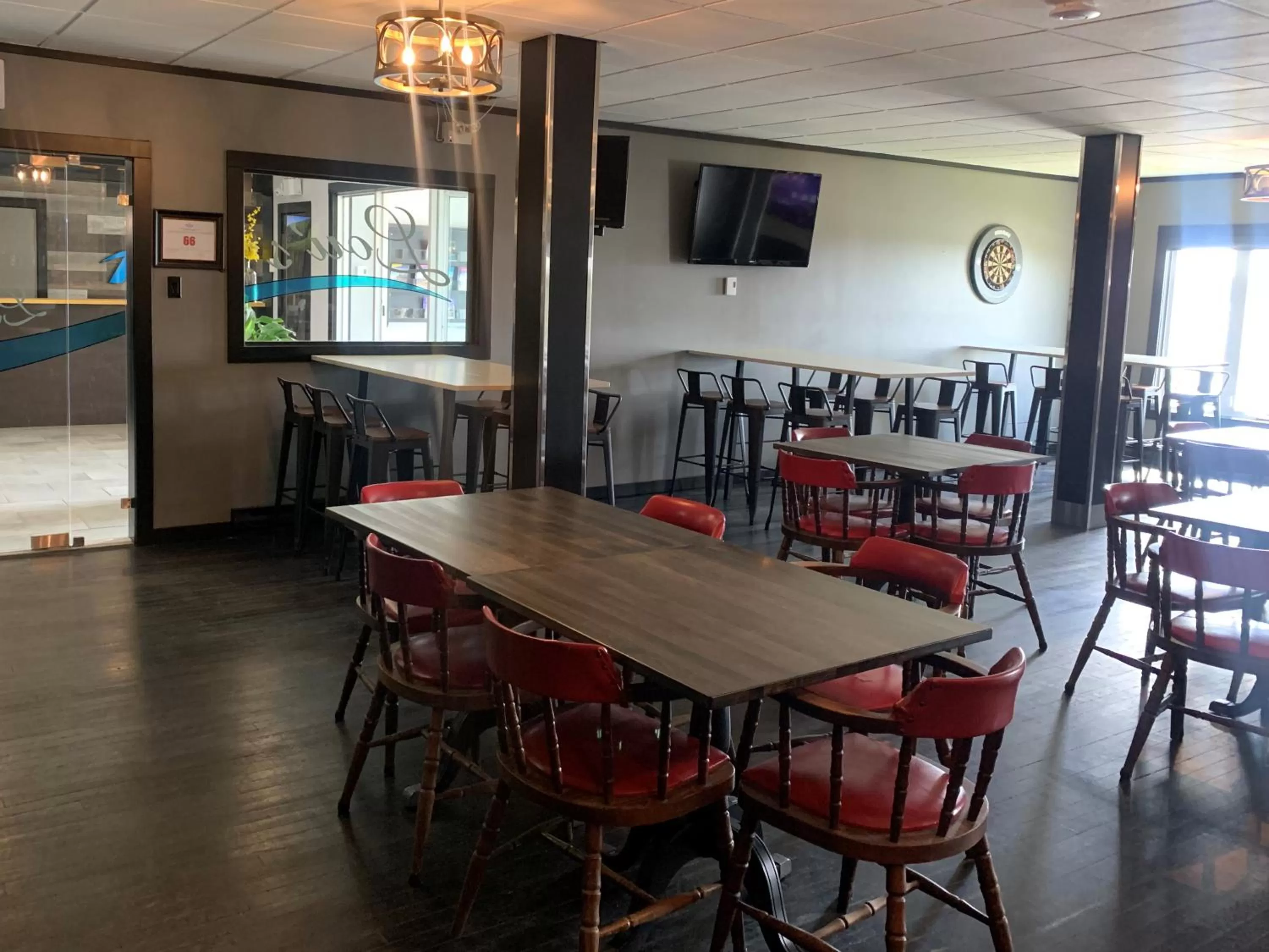 Restaurant/Places to Eat in Acadian Hotel