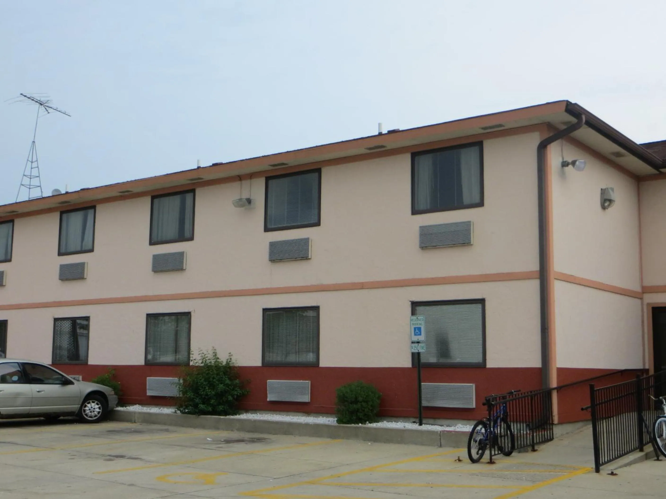 Property building in Gurnee Motel