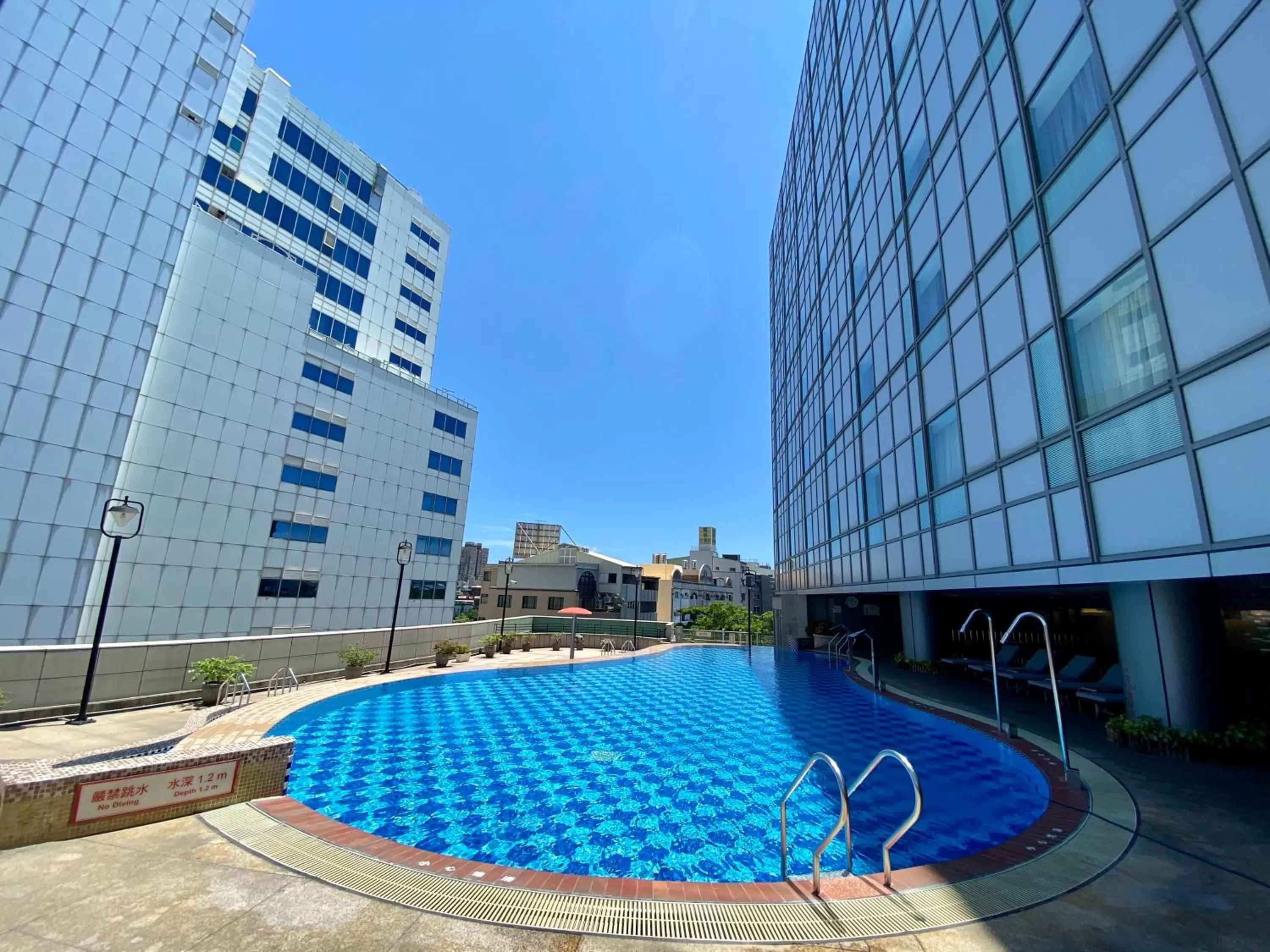 Swimming pool in Evergreen Plaza Hotel - Tainan