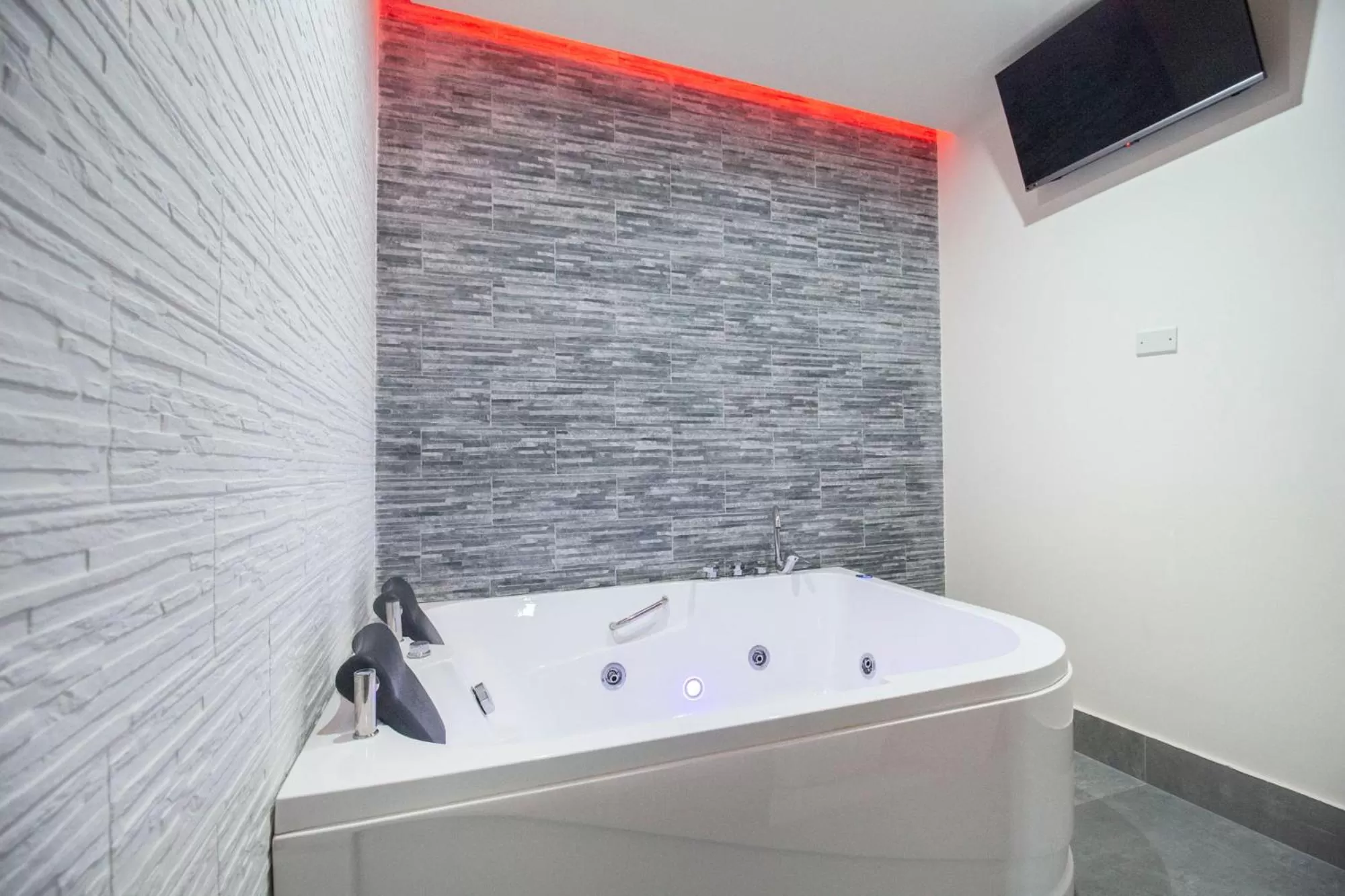 Bathroom in Royal Playa Suite and Apartament -private parking- self chek out