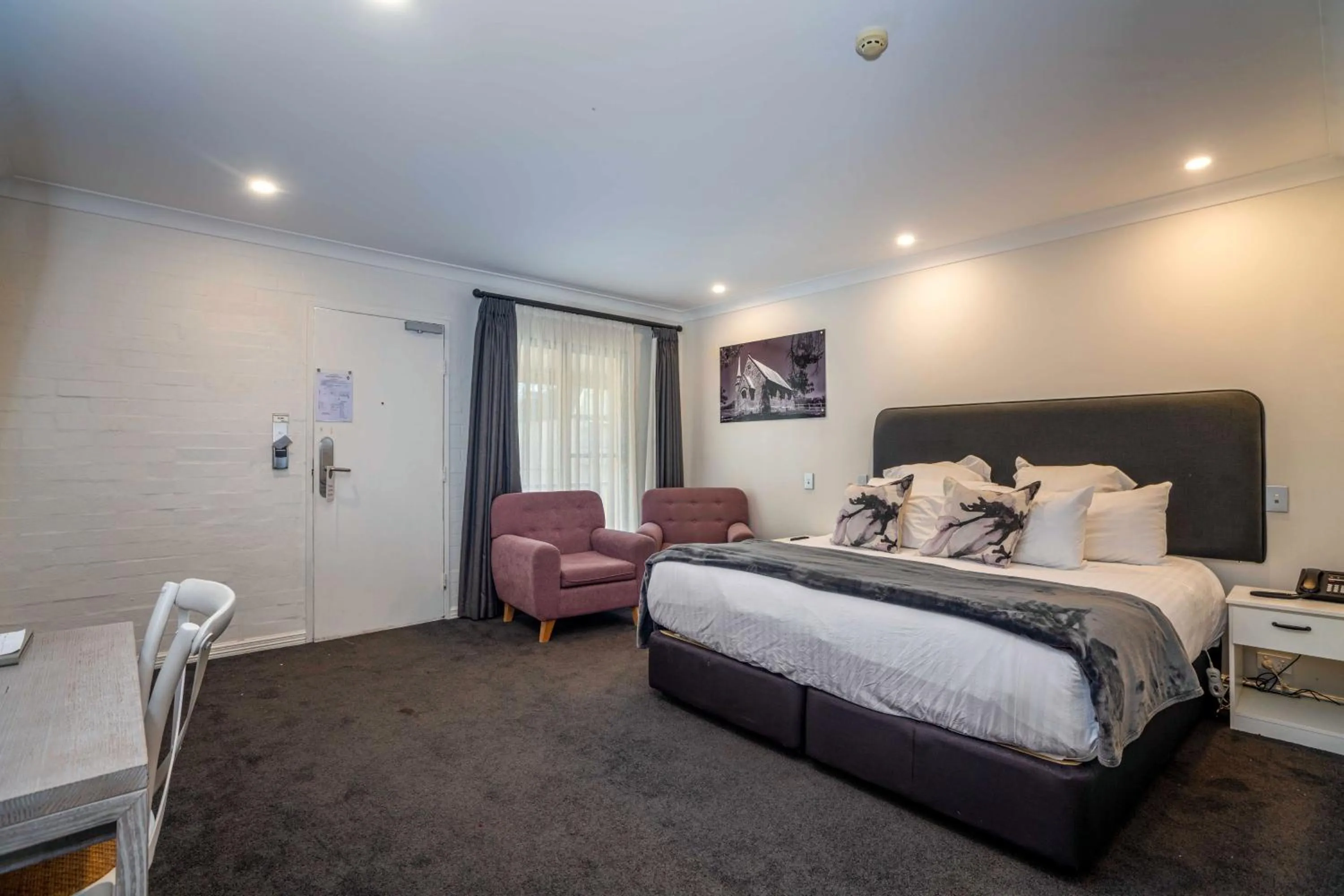 Deluxe King Room in Town Square Motel