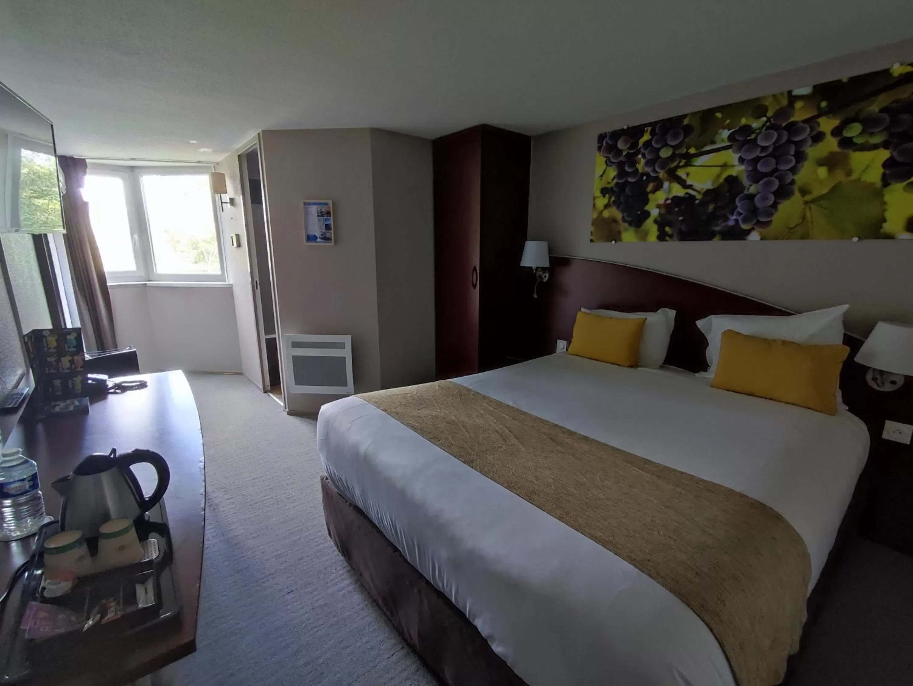 Bed in Contact Hôtel Le Provençal Bordeaux Lac