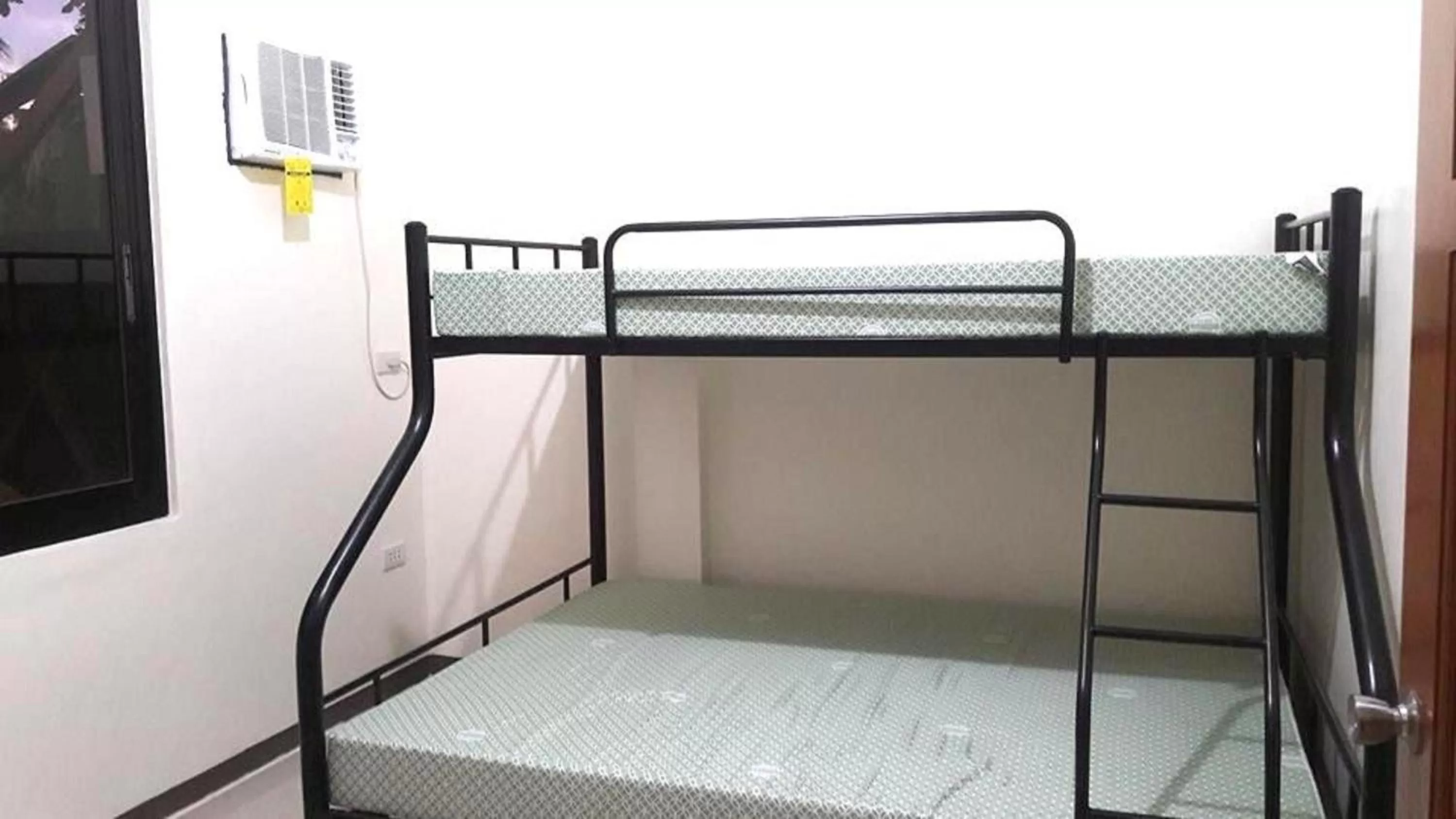 bunk bed, Bed in Gaea's Apartments