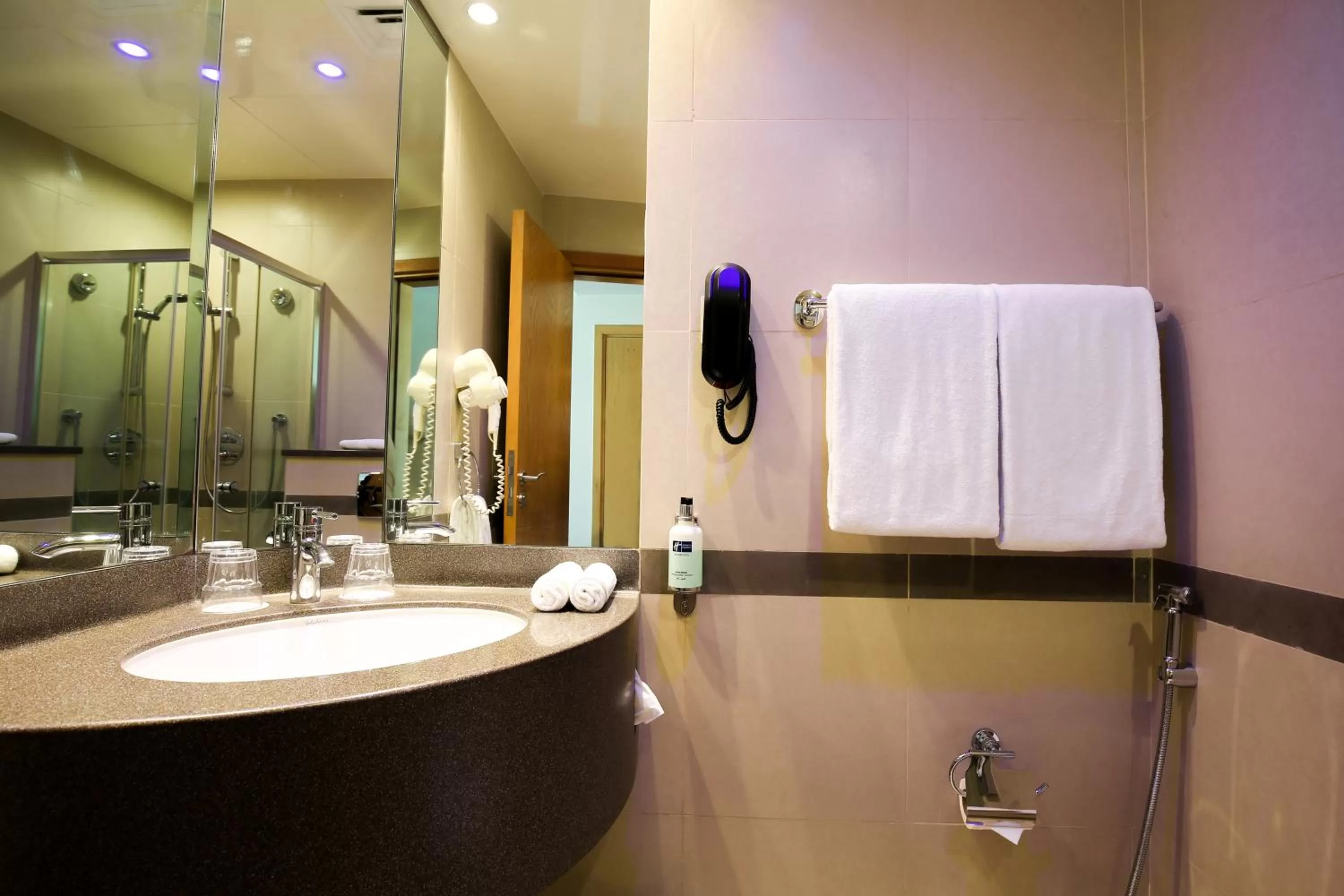 King Room with Airport View (Free Shuttle Bus to Airport Terminal 1&3, Al Mamzar Beach, DFC Mall, Dubai Mall)) in Holiday Inn Express Dubai Airport, an IHG Hotel