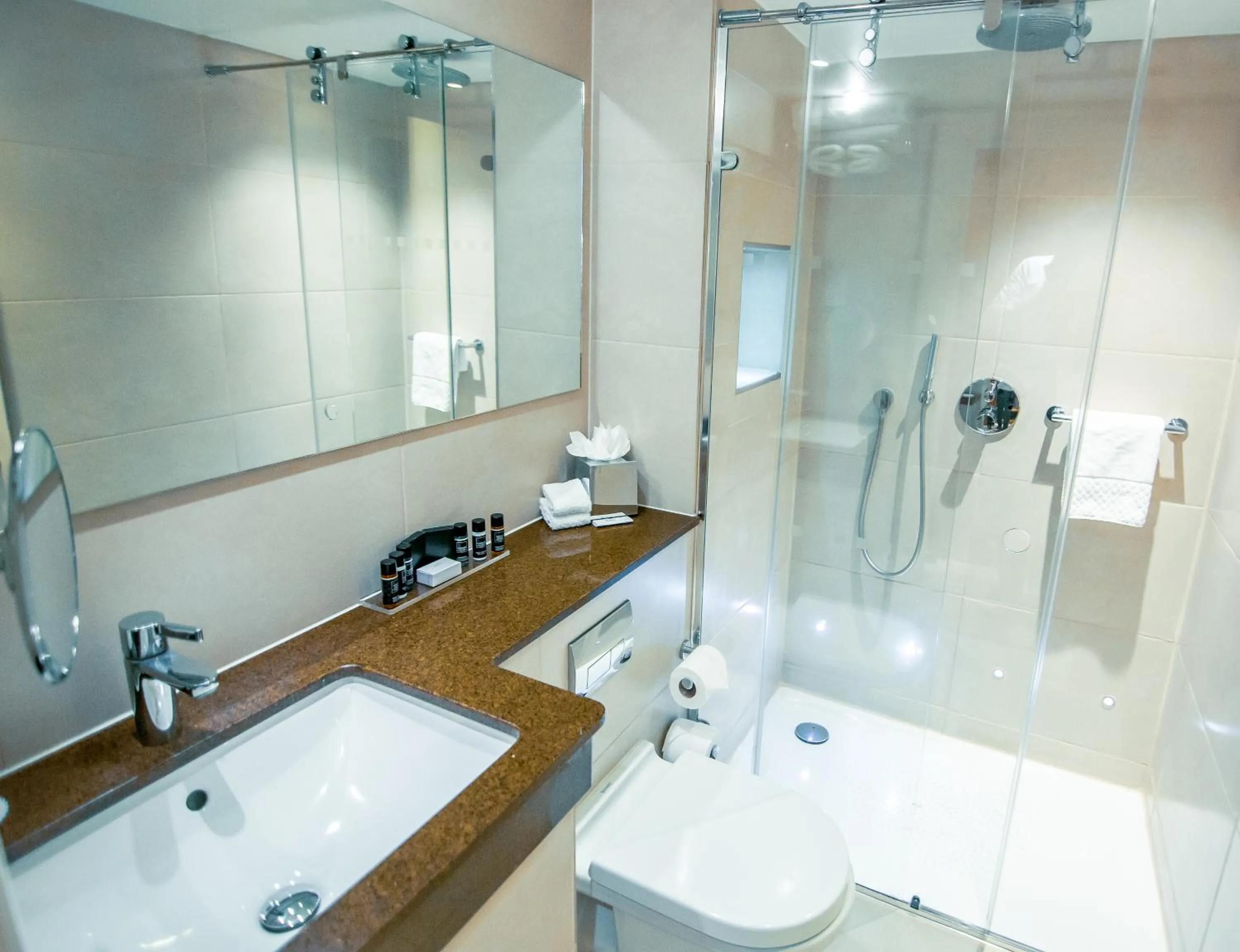 Shower in Blakemore Hyde Park