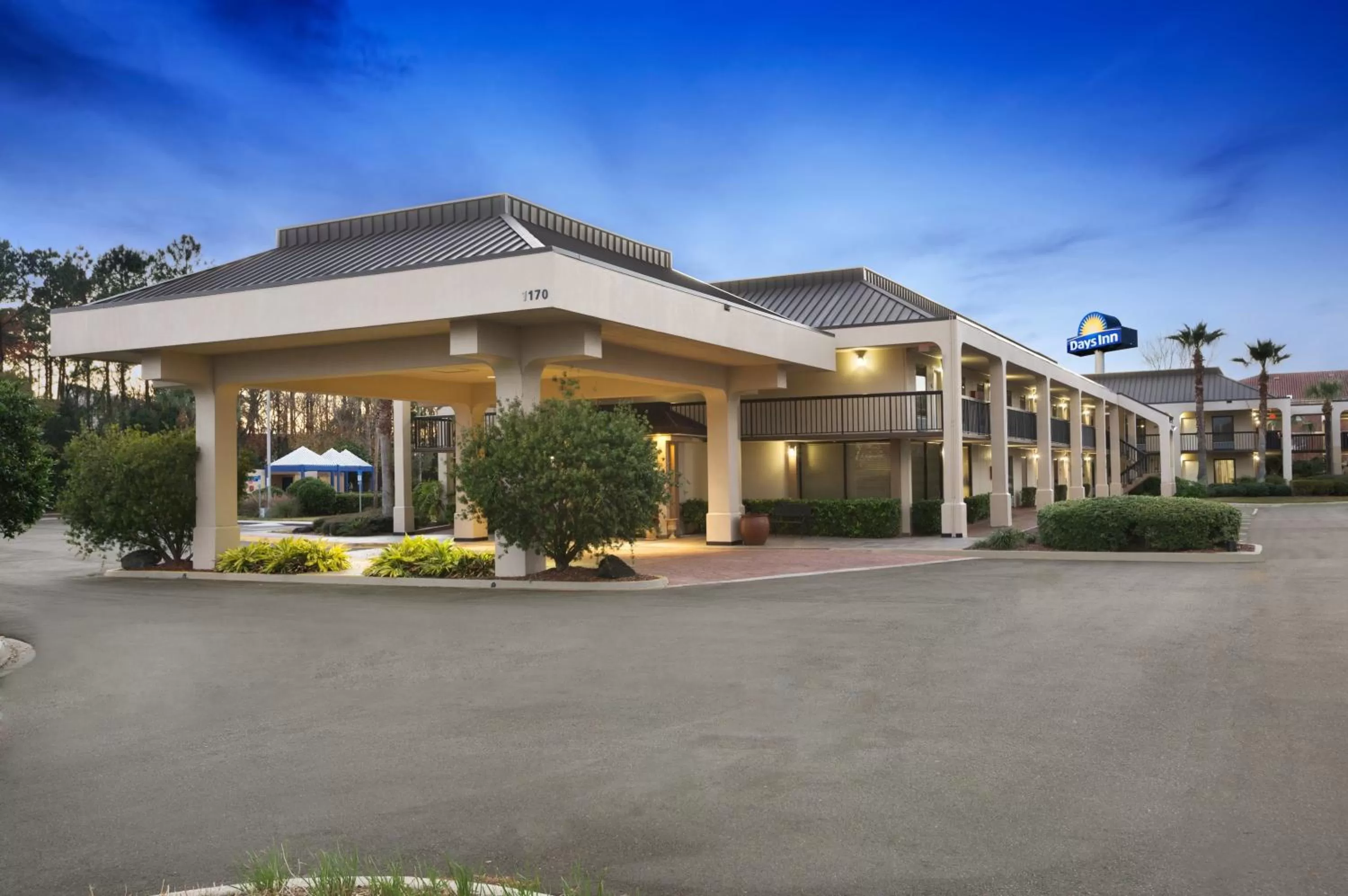 Property building in Days Inn by Wyndham Jacksonville Airport