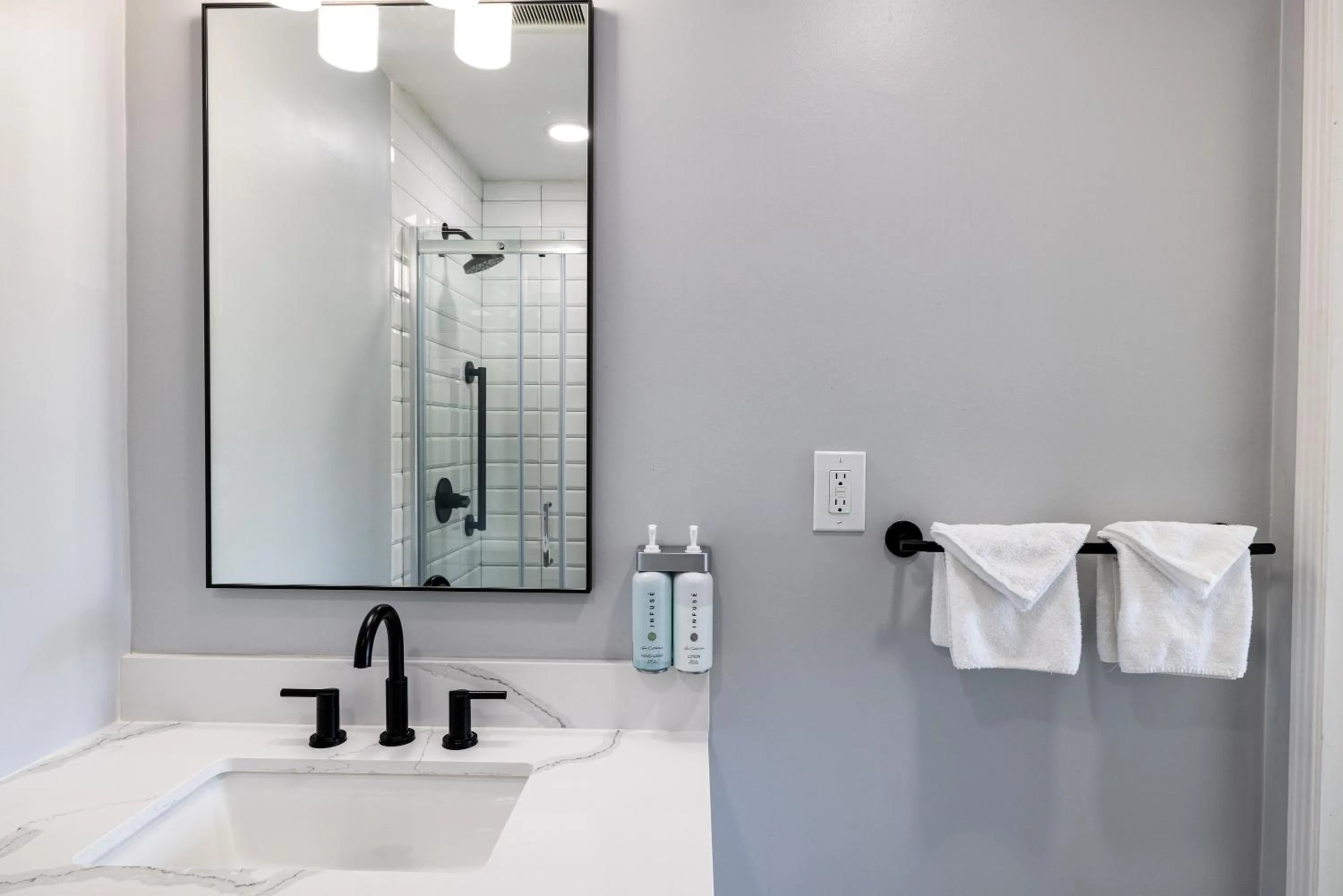 Bathroom in Tides Oceanview Inn and Cottages