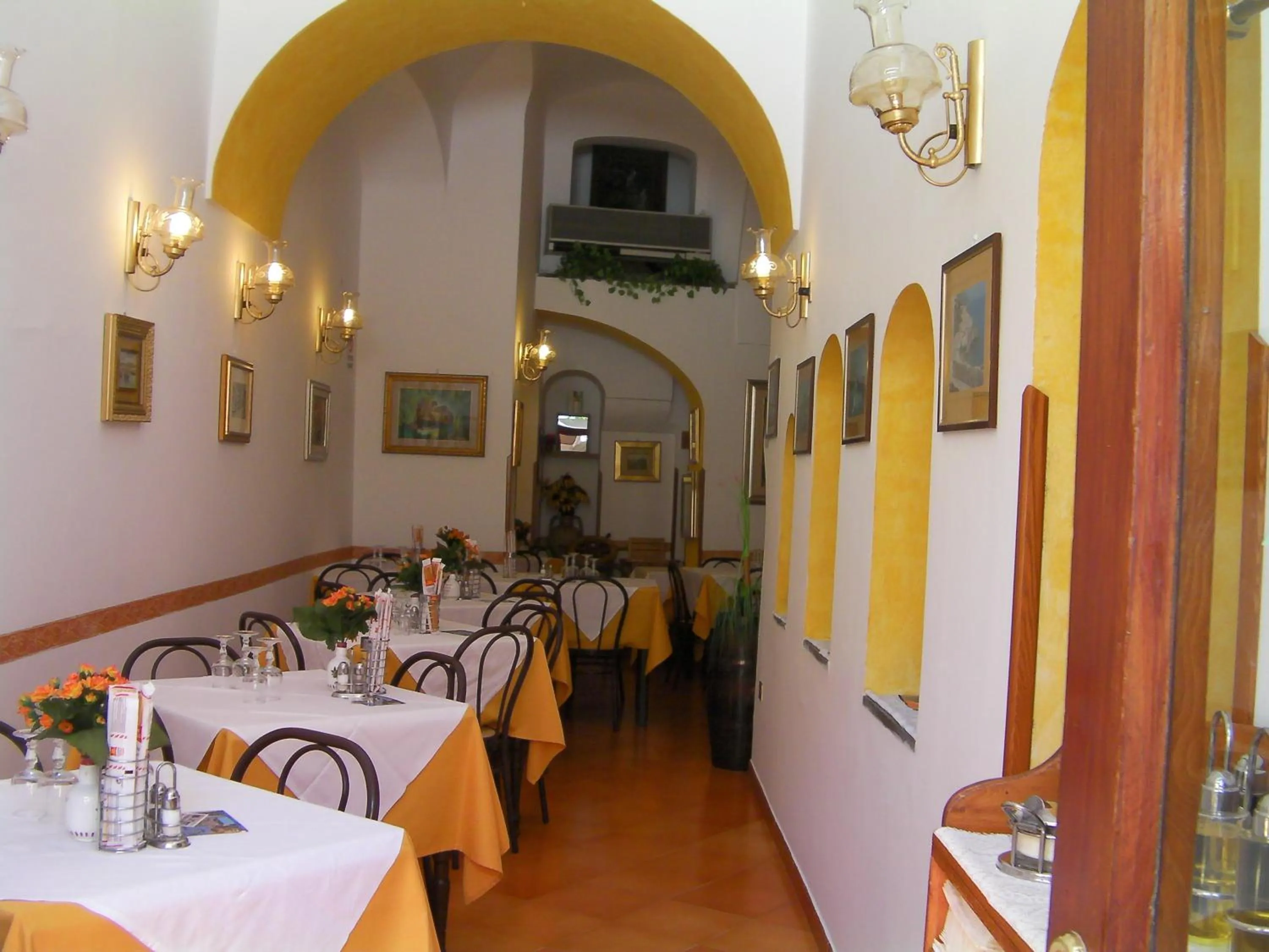Restaurant/places to eat in Albergo S. Andrea