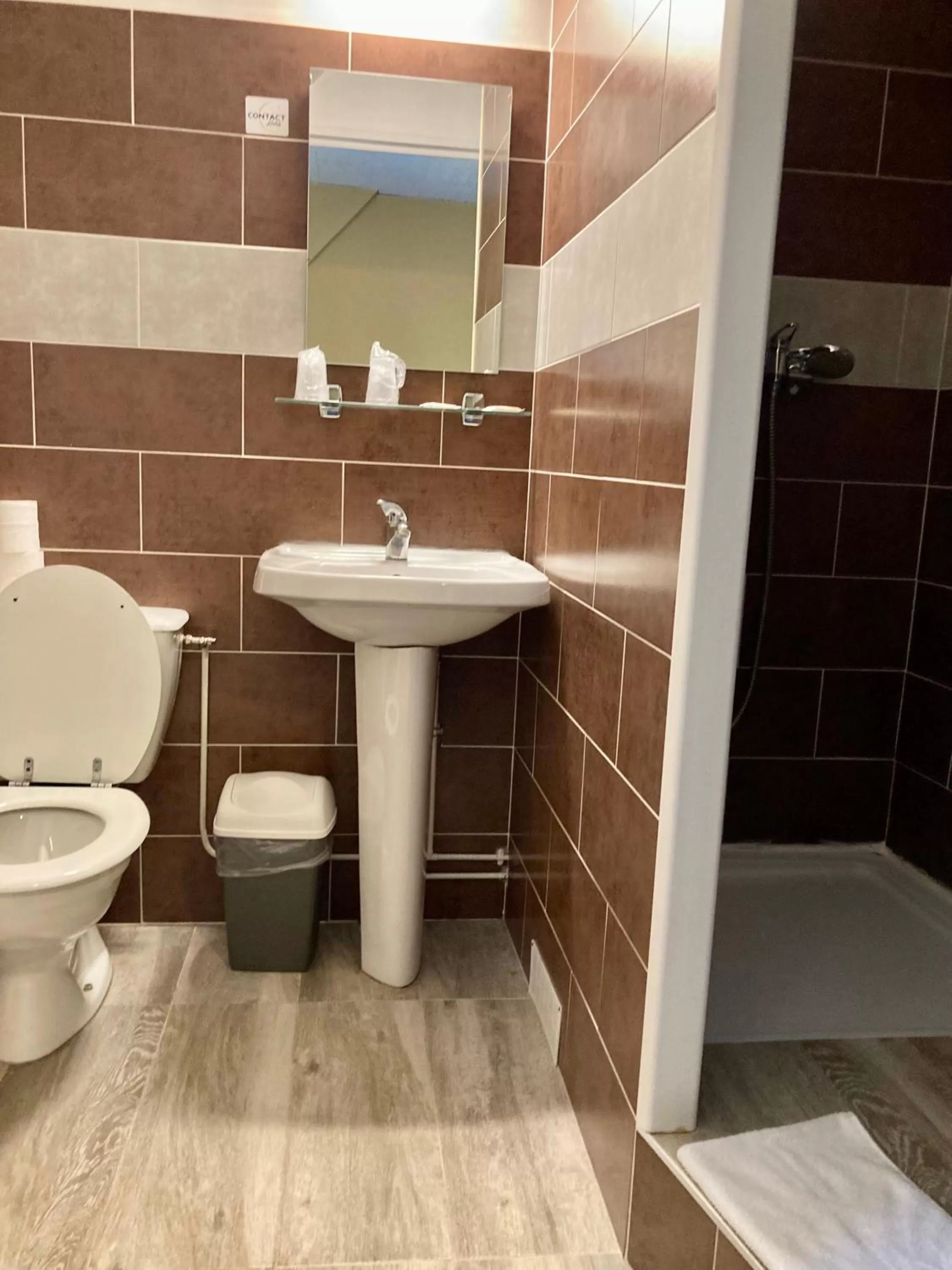 Toilet in Hôtel De Champagne