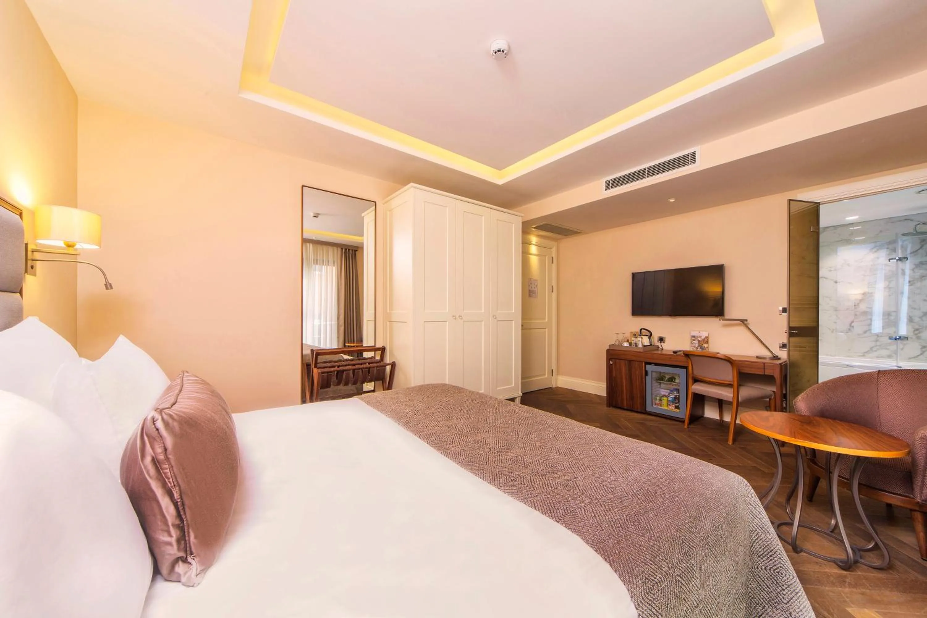 Staff, Bed in Hotel Morione & Spa Center