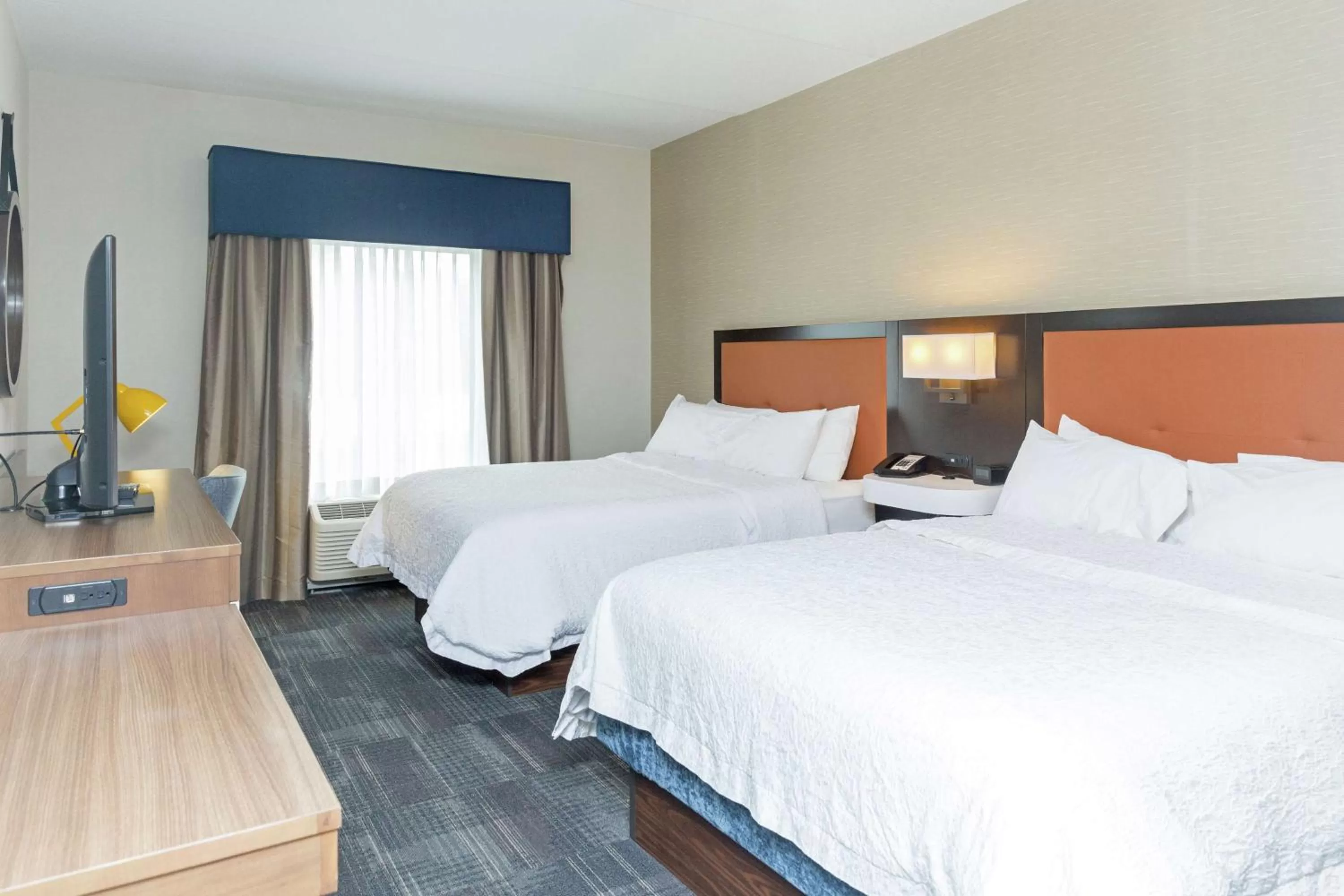 Bed in Hampton Inn & Suites Morgantown / University Town Centre