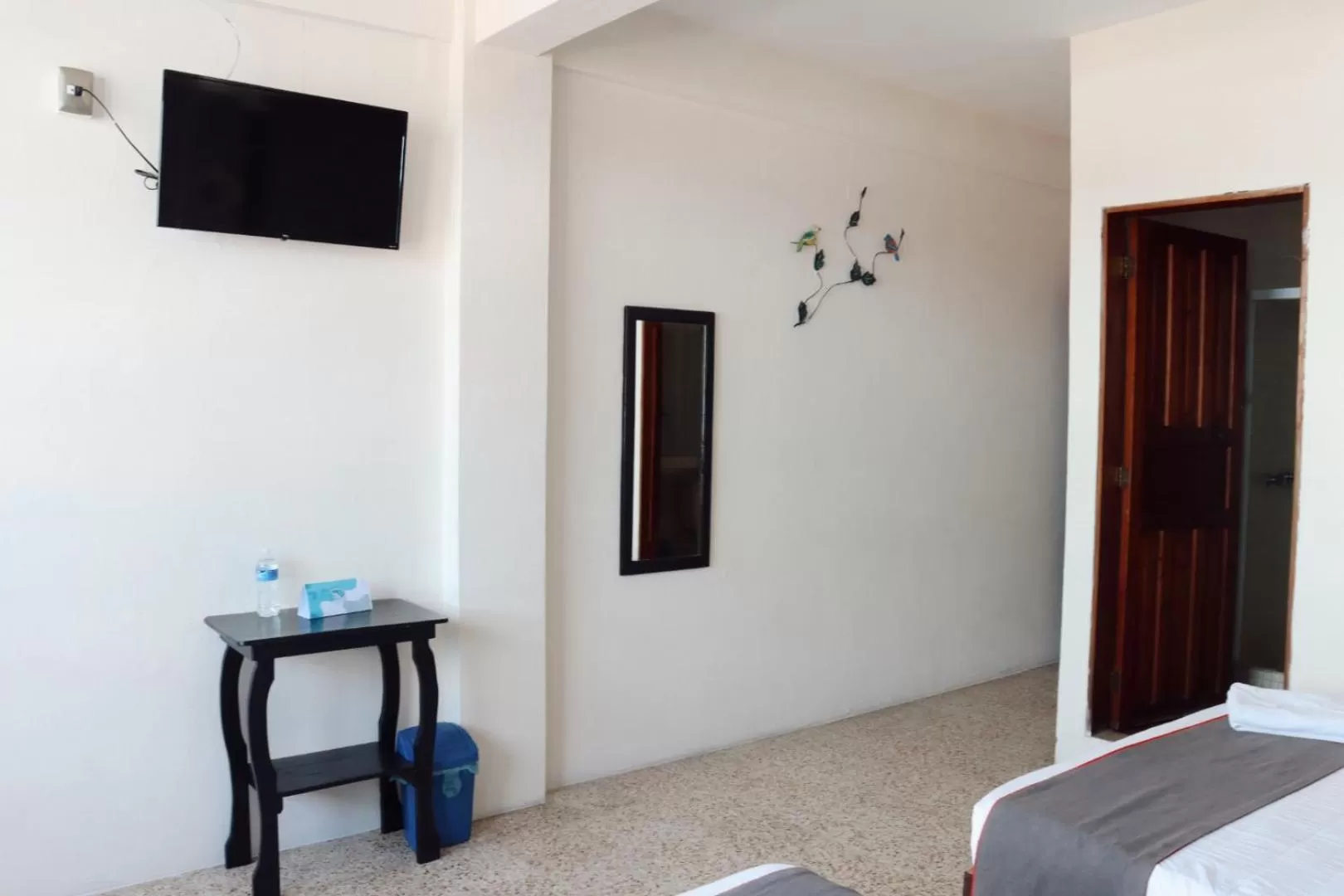 Bed, TV/Entertainment Center in Hotel Las Brisas