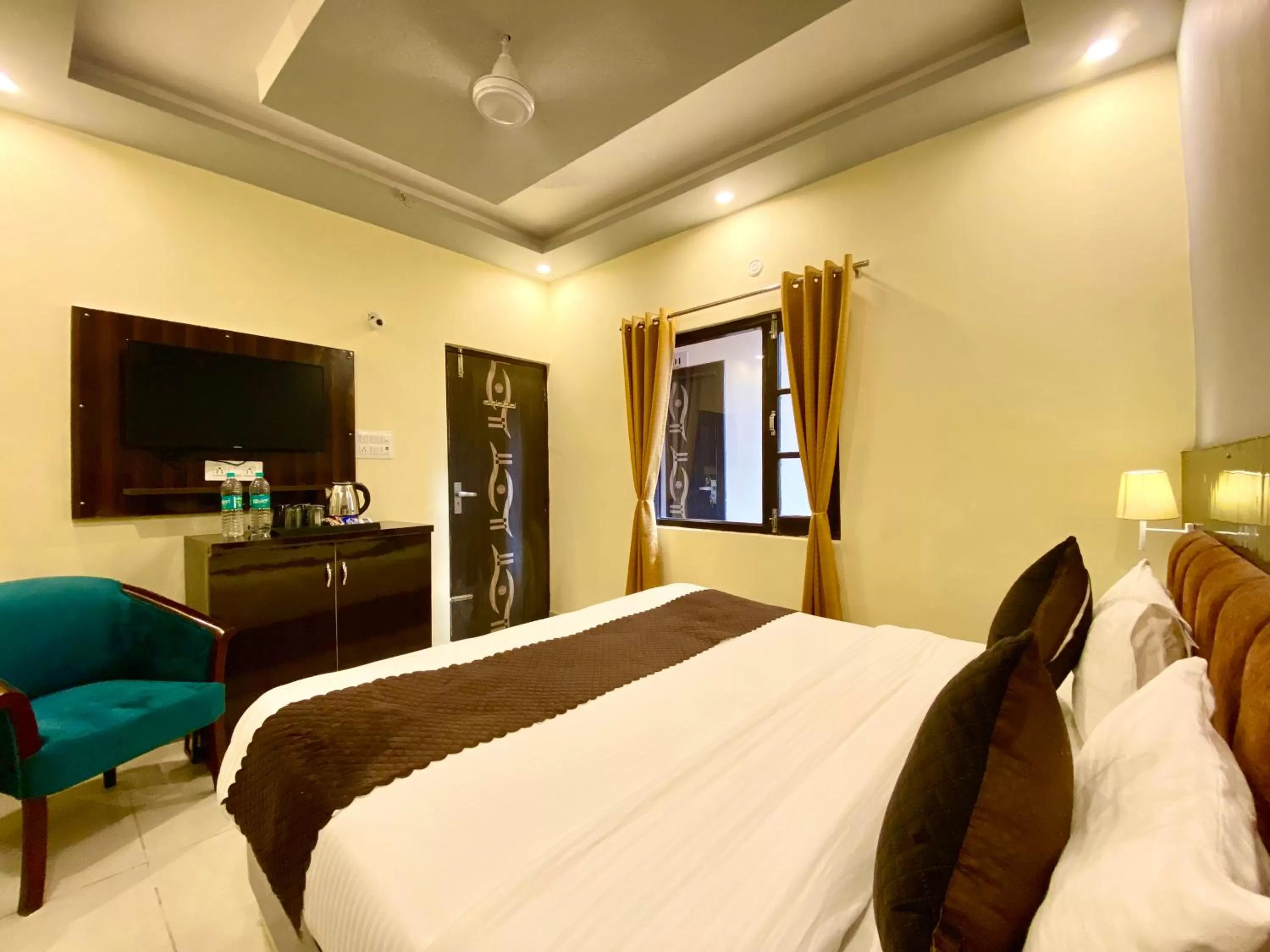 TV and multimedia, Bed in Tapovan New Residency - 5 minutes walk to Laxman jhula