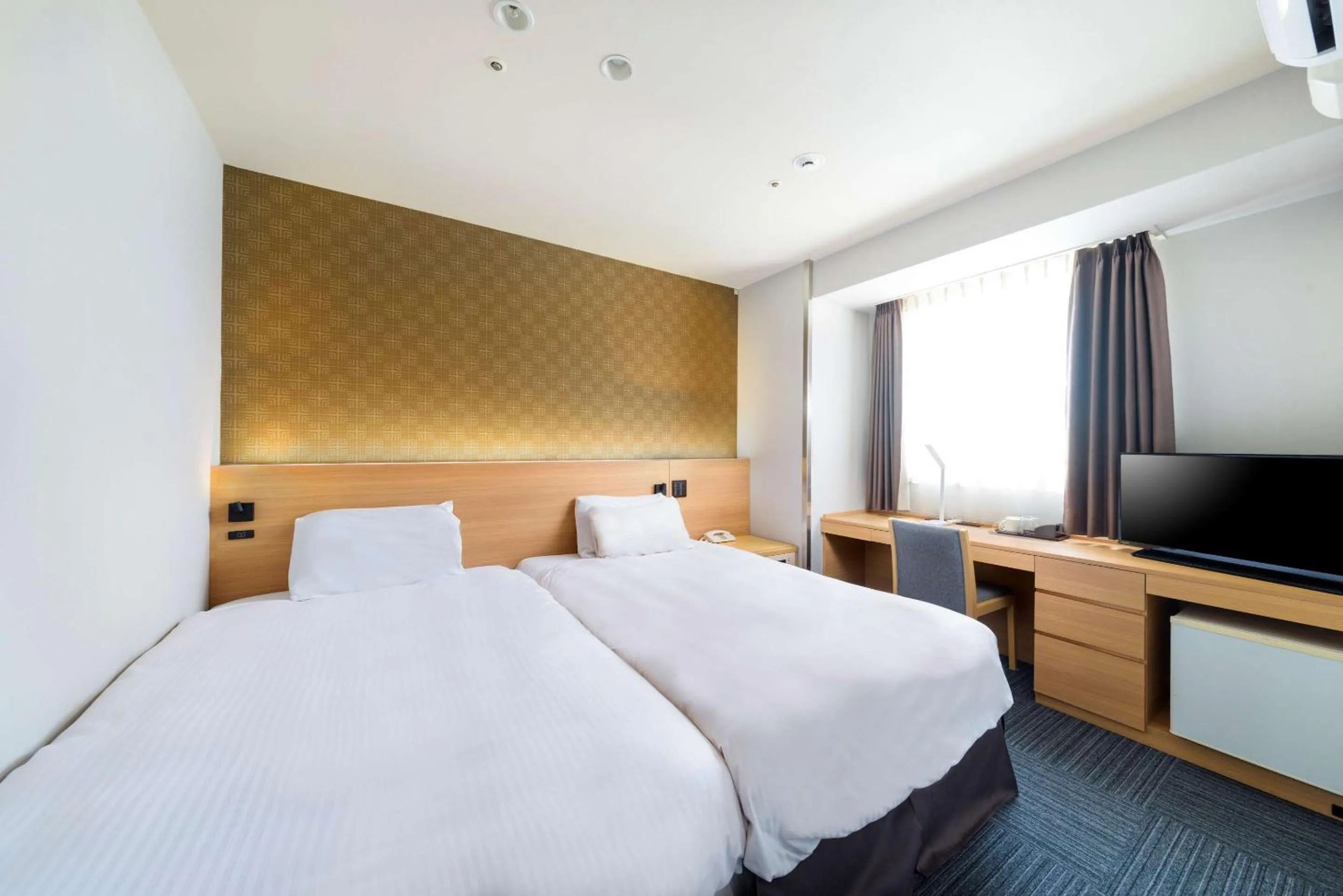 Bedroom in SureStay Plus Hotel by Best Western Shin-Osaka