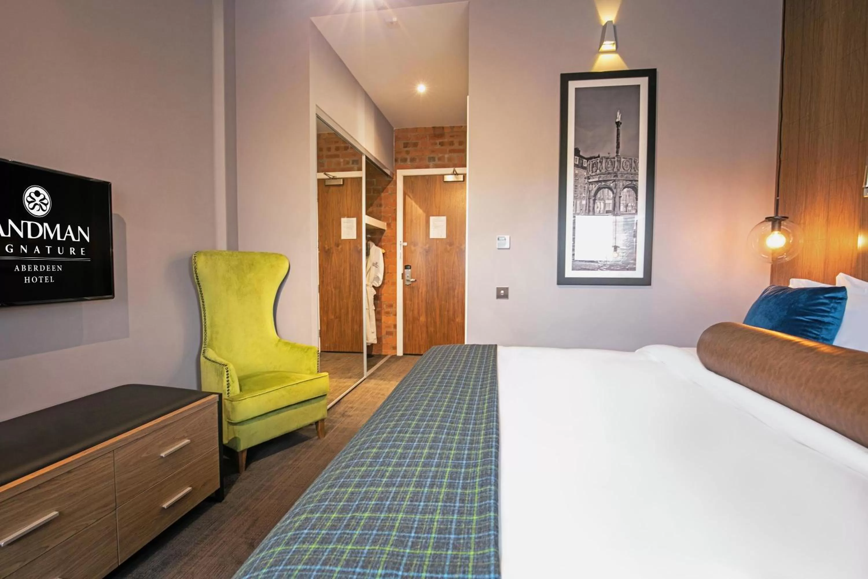 Photo of the whole room, Bed in Sandman Signature Aberdeen Hotel & Spa