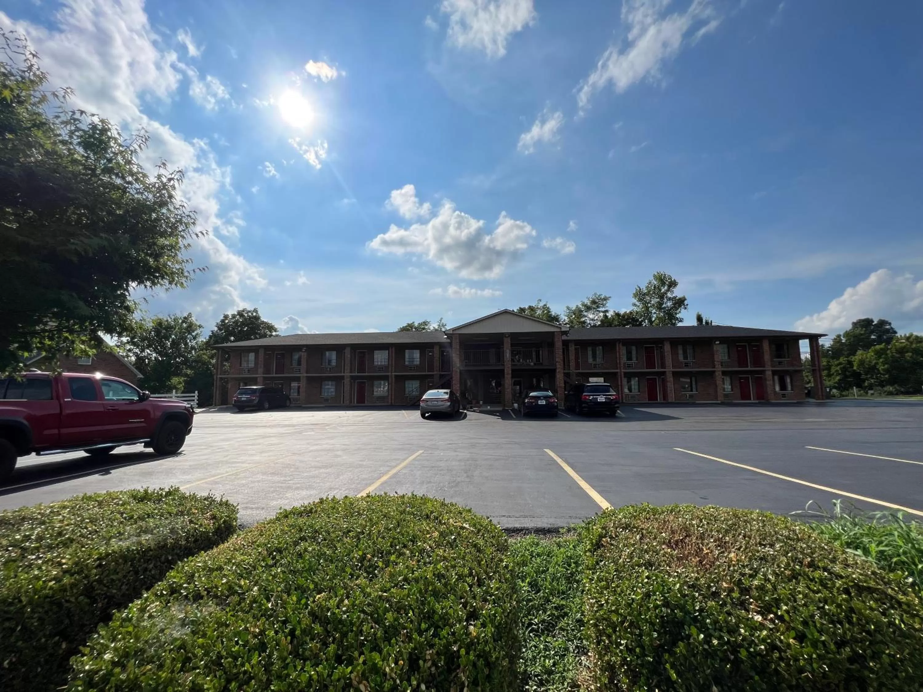 Property building in Americas Inn Bardstown